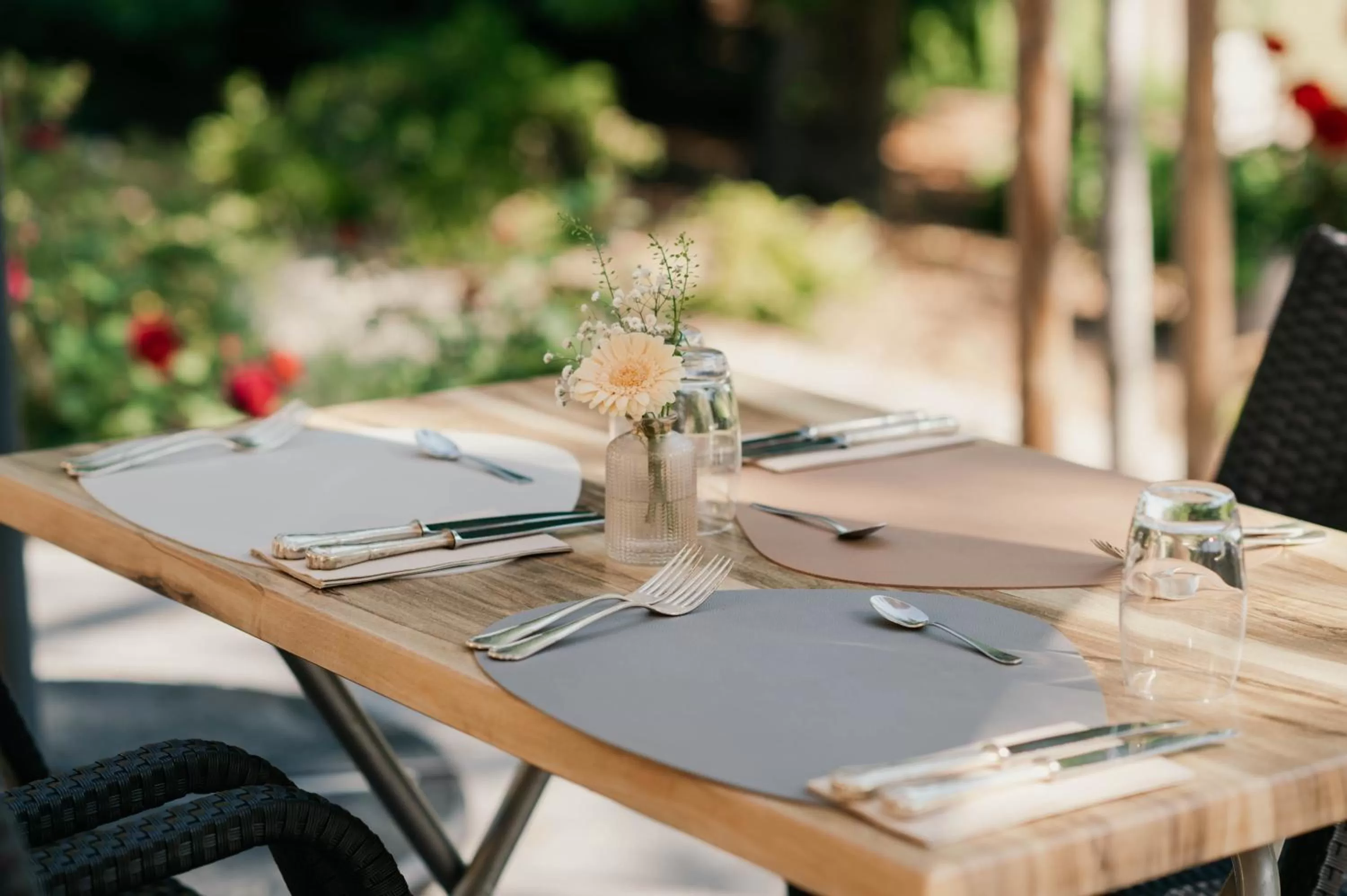 Patio in L'AO Hôtel & Restaurant L'Aigle d'Or