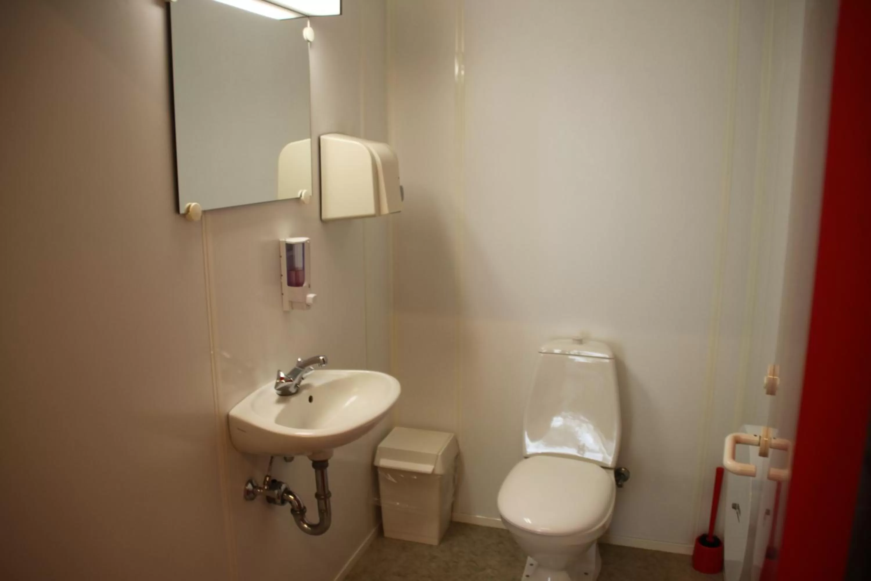 Toilet in 101 Guesthouse Hotel