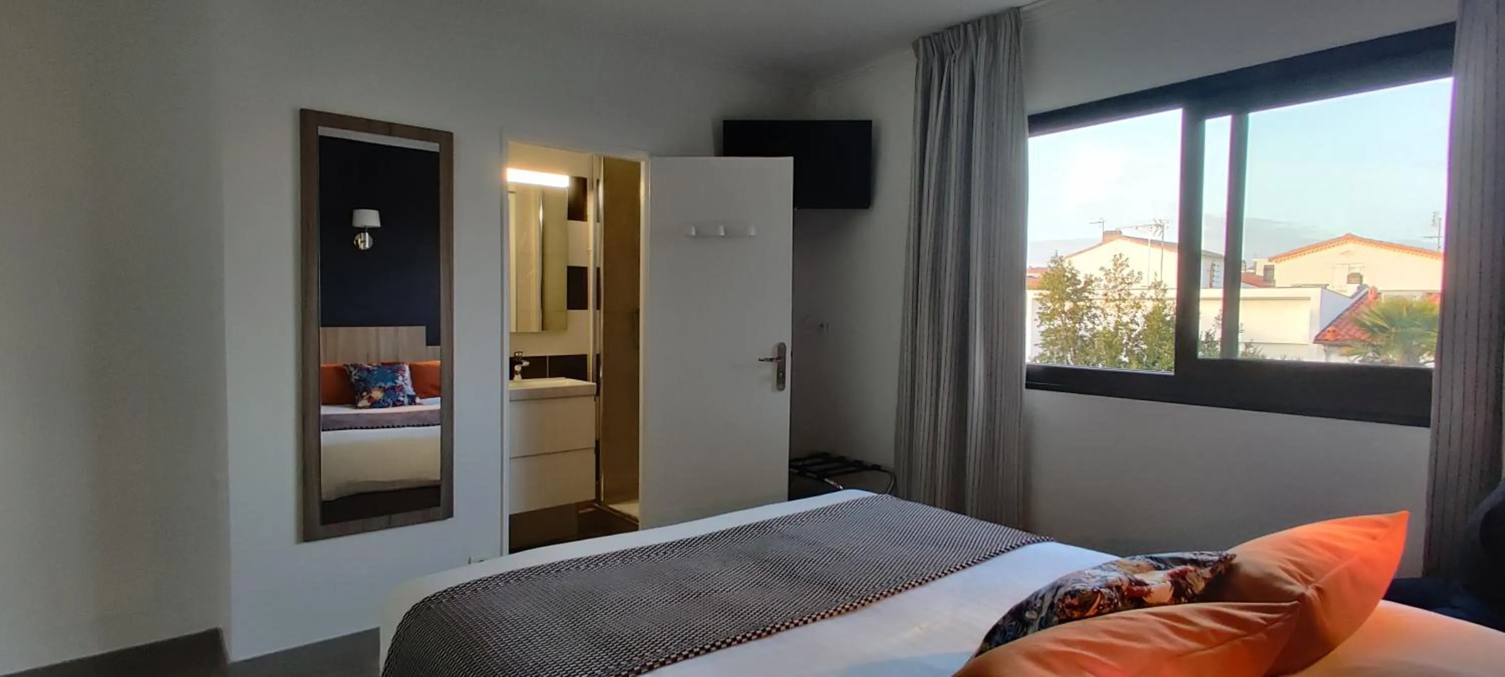 Property building, Bed in Logis Hôtel Les Bleuets