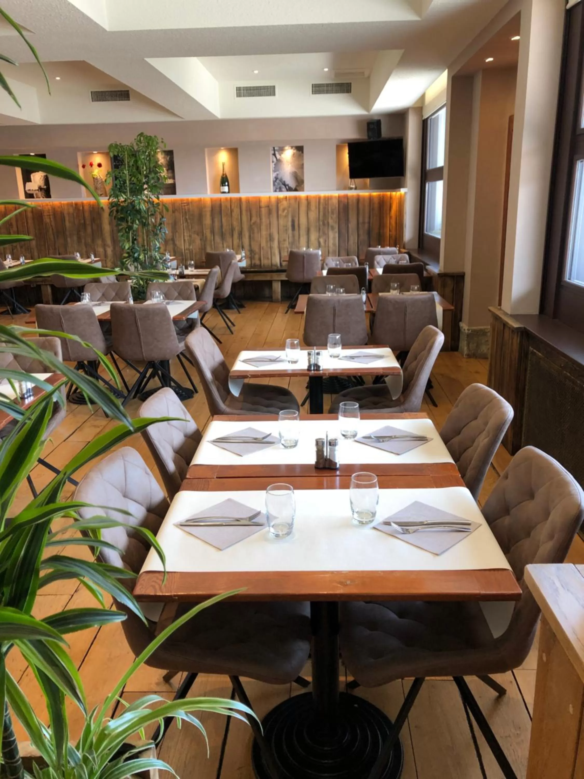 Meals in Hôtel The Originals City Le Berry - proche centre-ville - Gare - parking - recharge véhicule