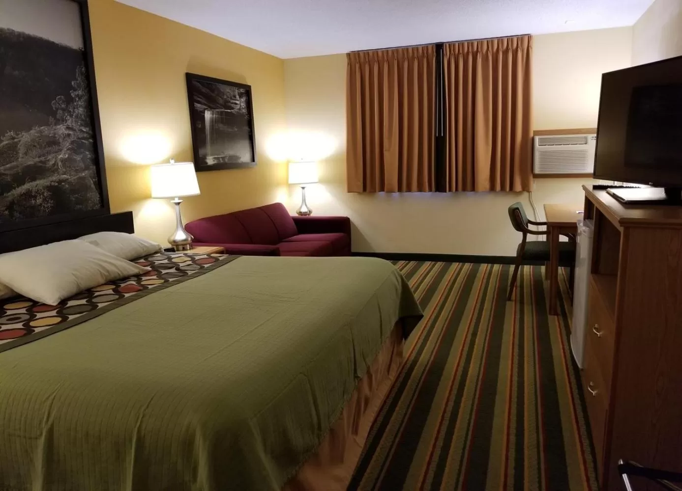 Bed in Super 8 by Wyndham Ottawa Starved Rock