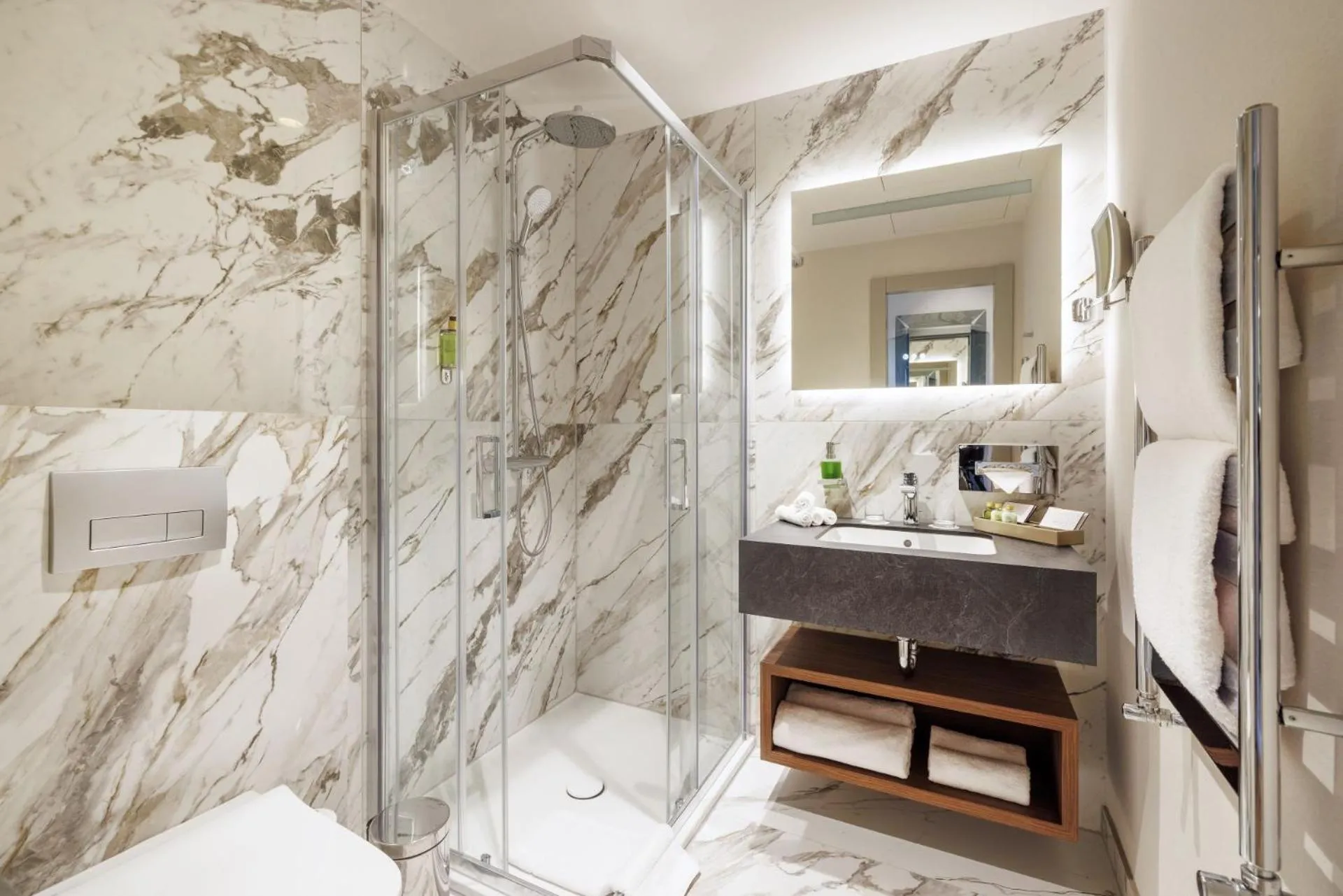 Shower in Anna Grand Hotel