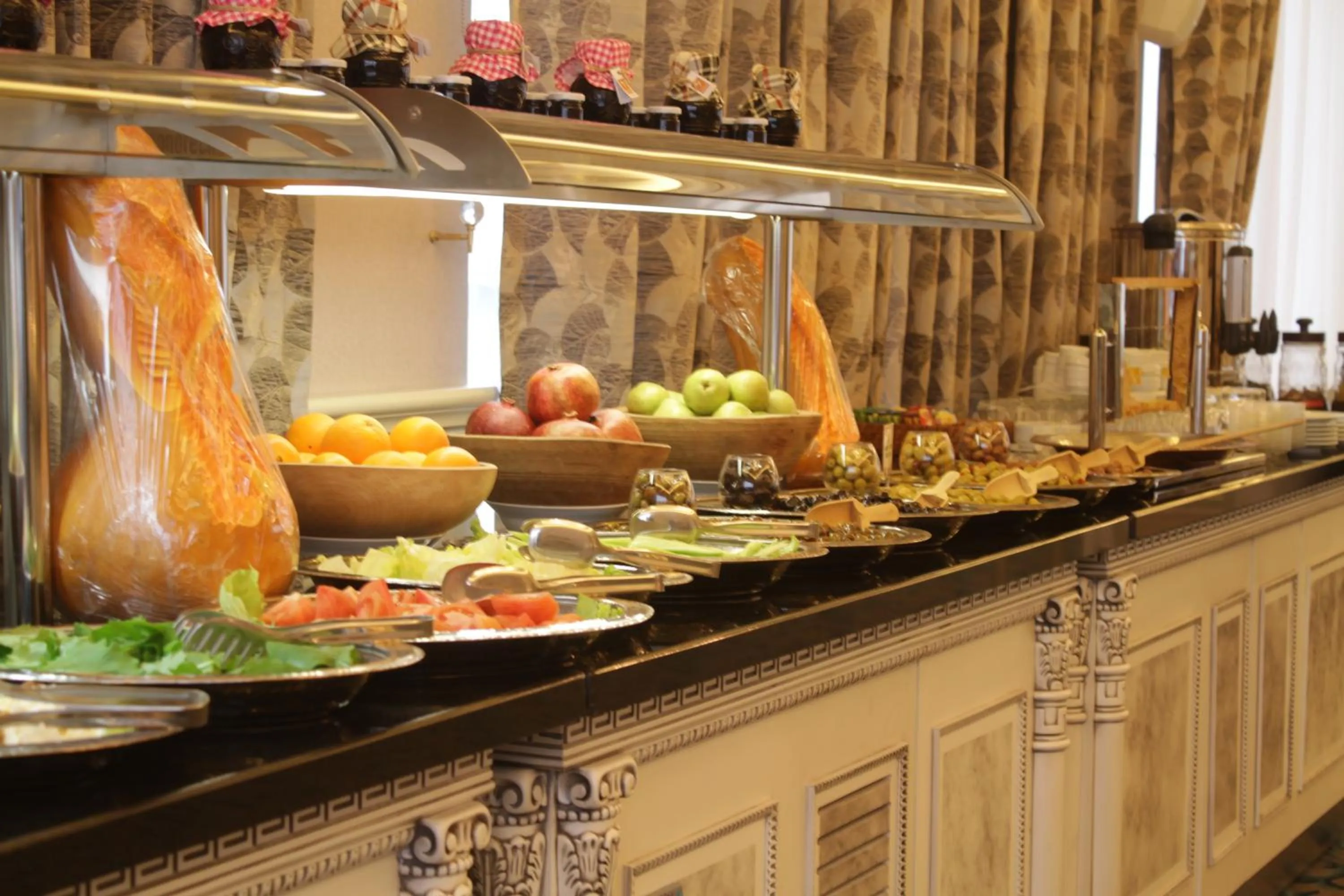 Restaurant/places to eat in Demir Hotel
