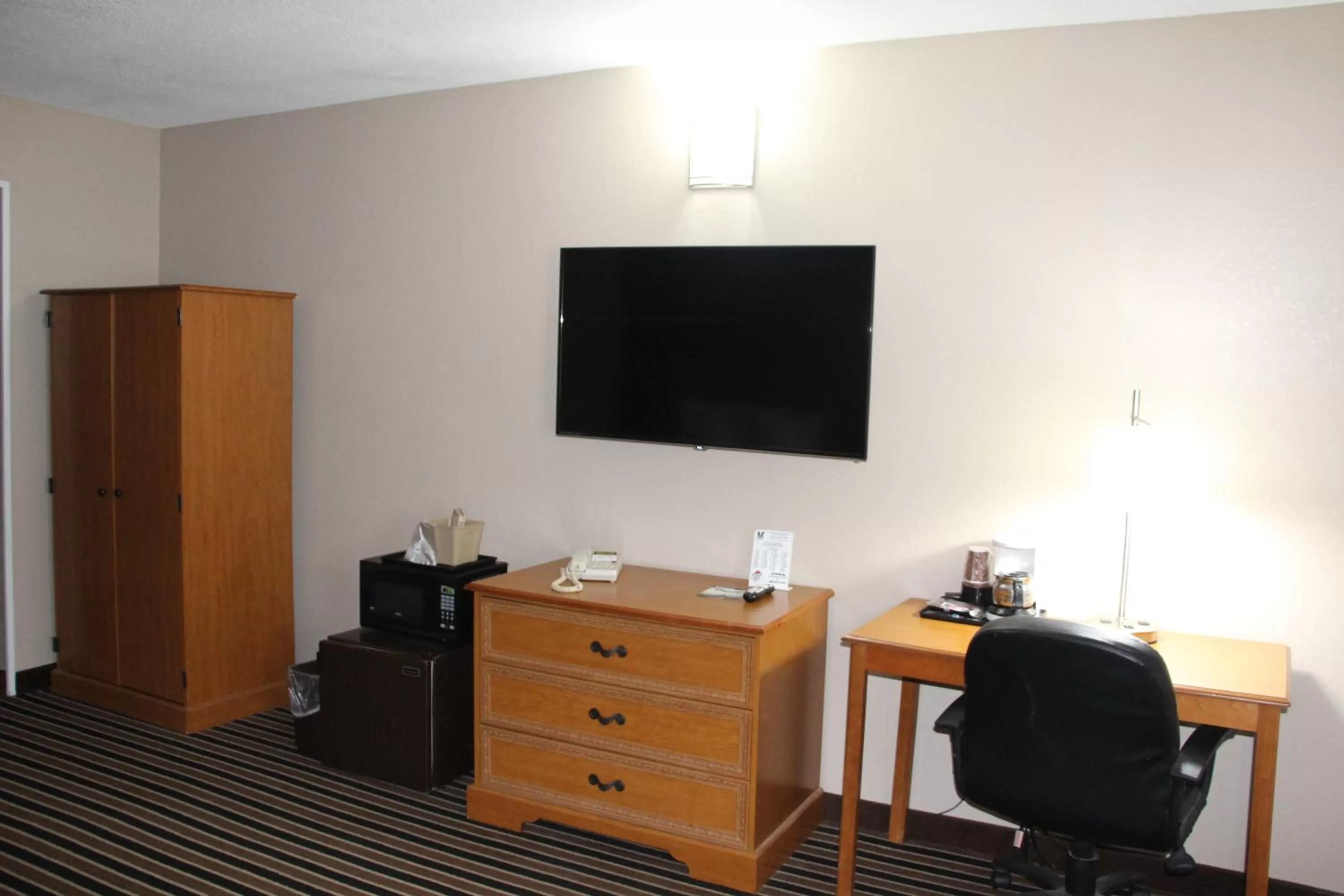 TV and multimedia in Westbridge Inn & Suites