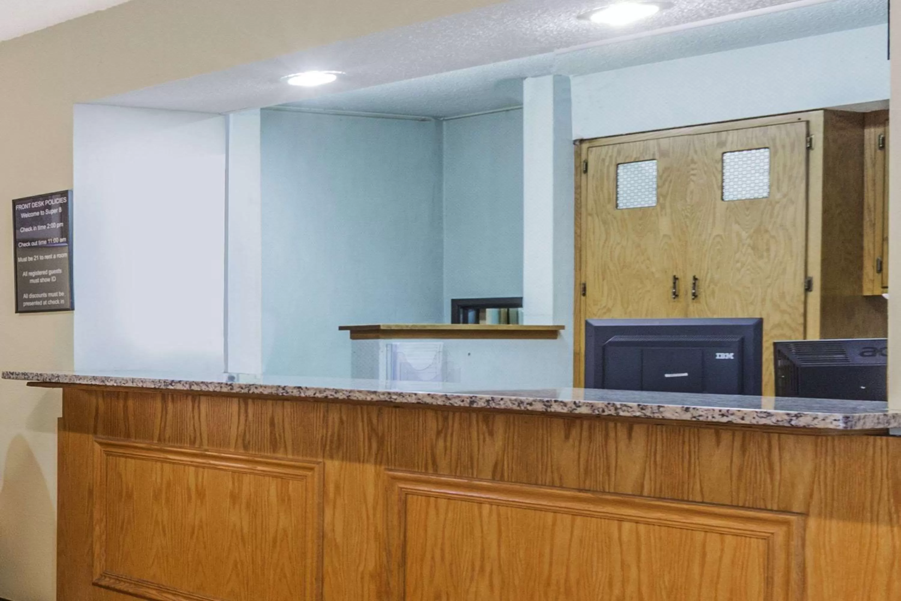 Lobby or reception in Super 8 by Wyndham East Stroudsburg - Poconos