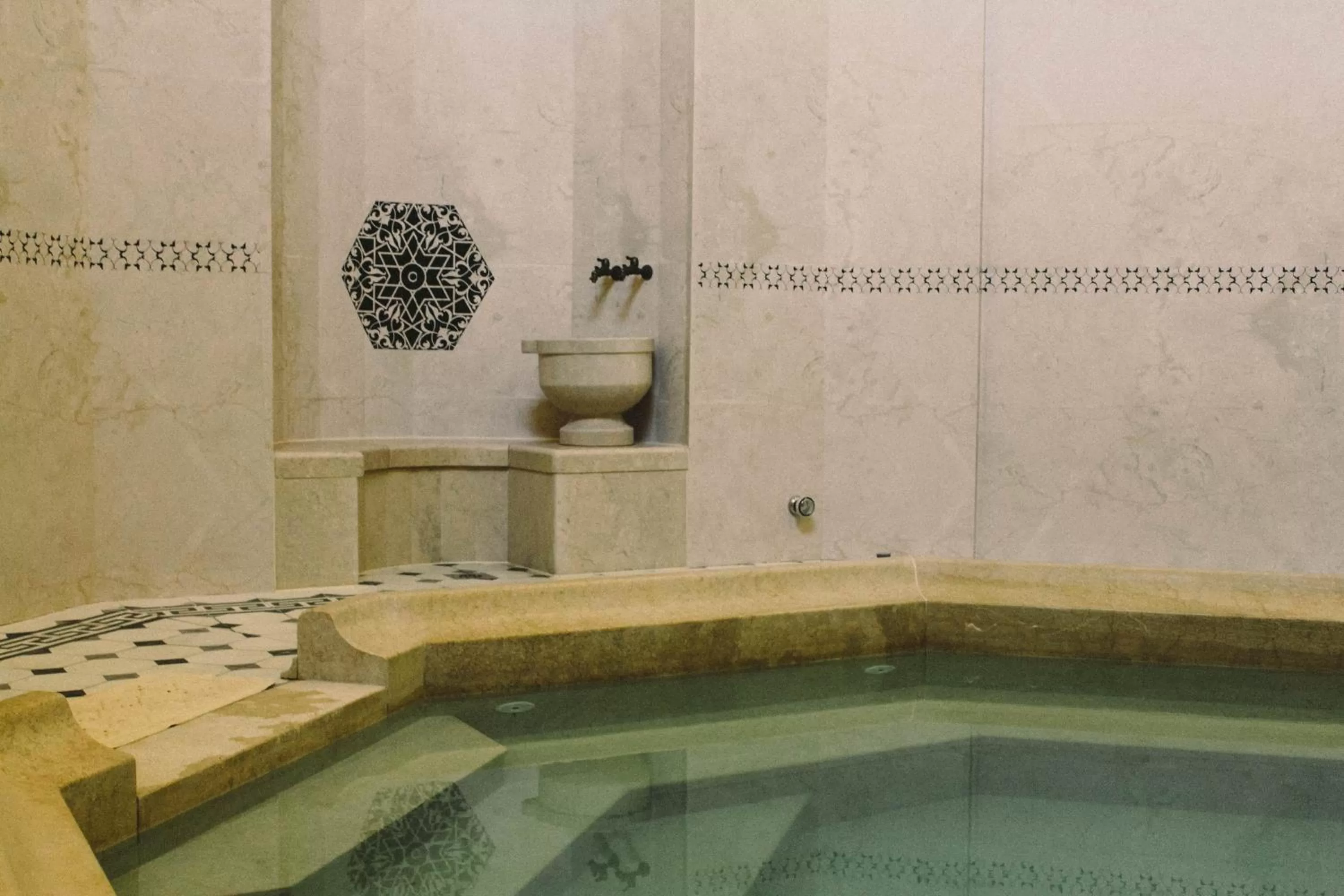 Hot Tub in İsa Begov Hamam Hotel