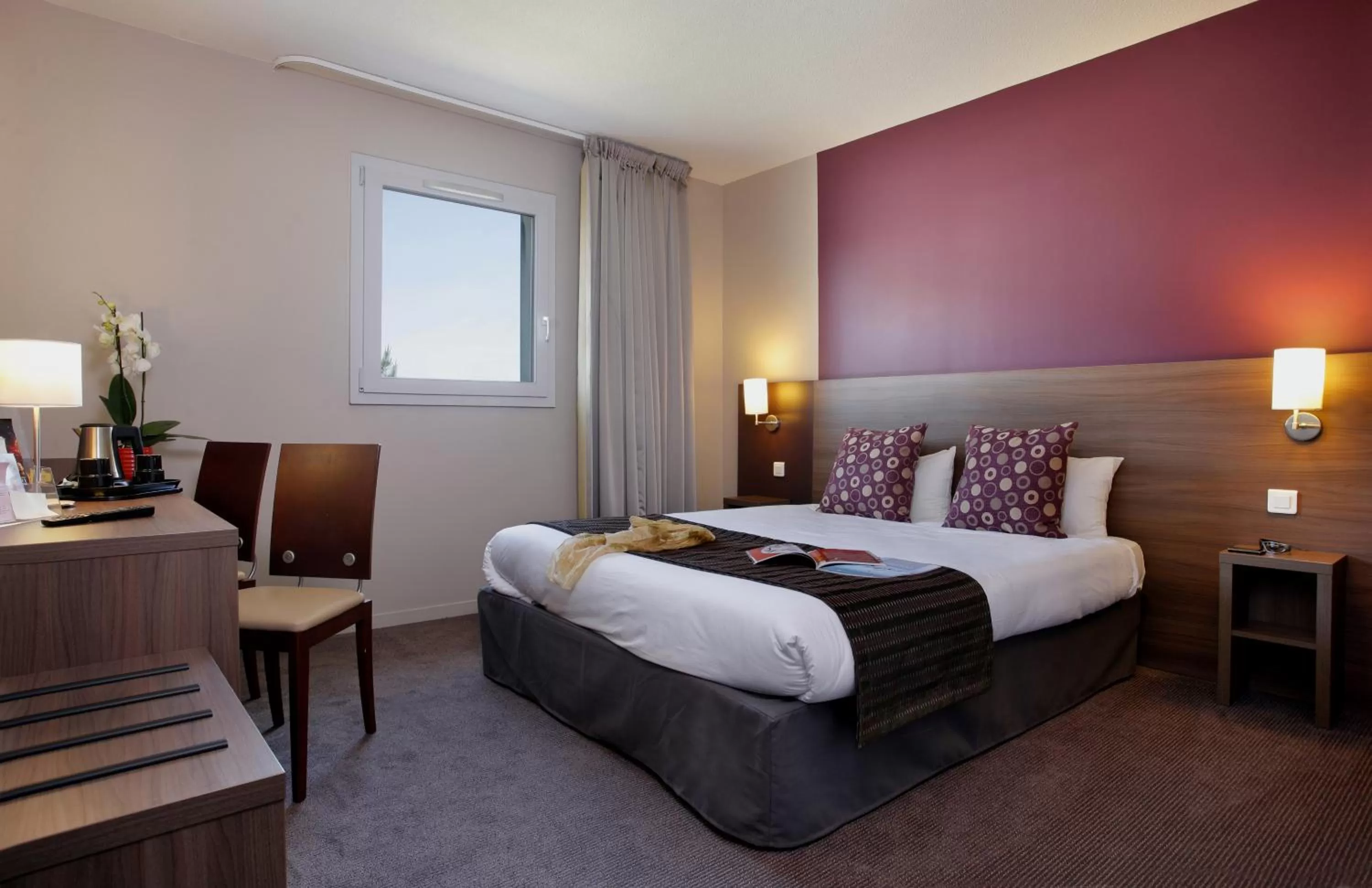 Photo of the whole room, Bed in The Originals City, Hôtel Les Bruyères, Dax Nord