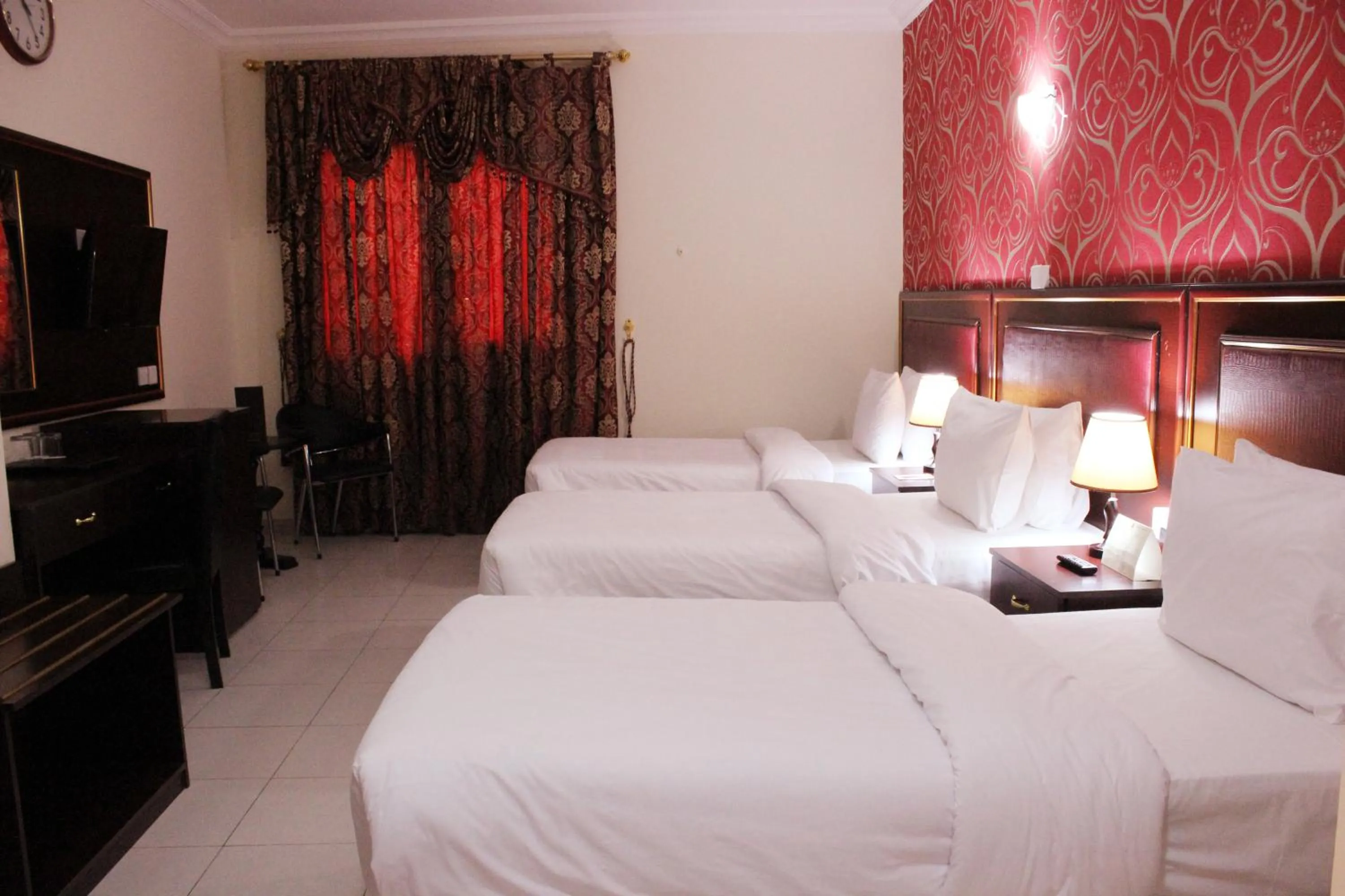 Bedroom, Bed in Montreal Naif Hotel