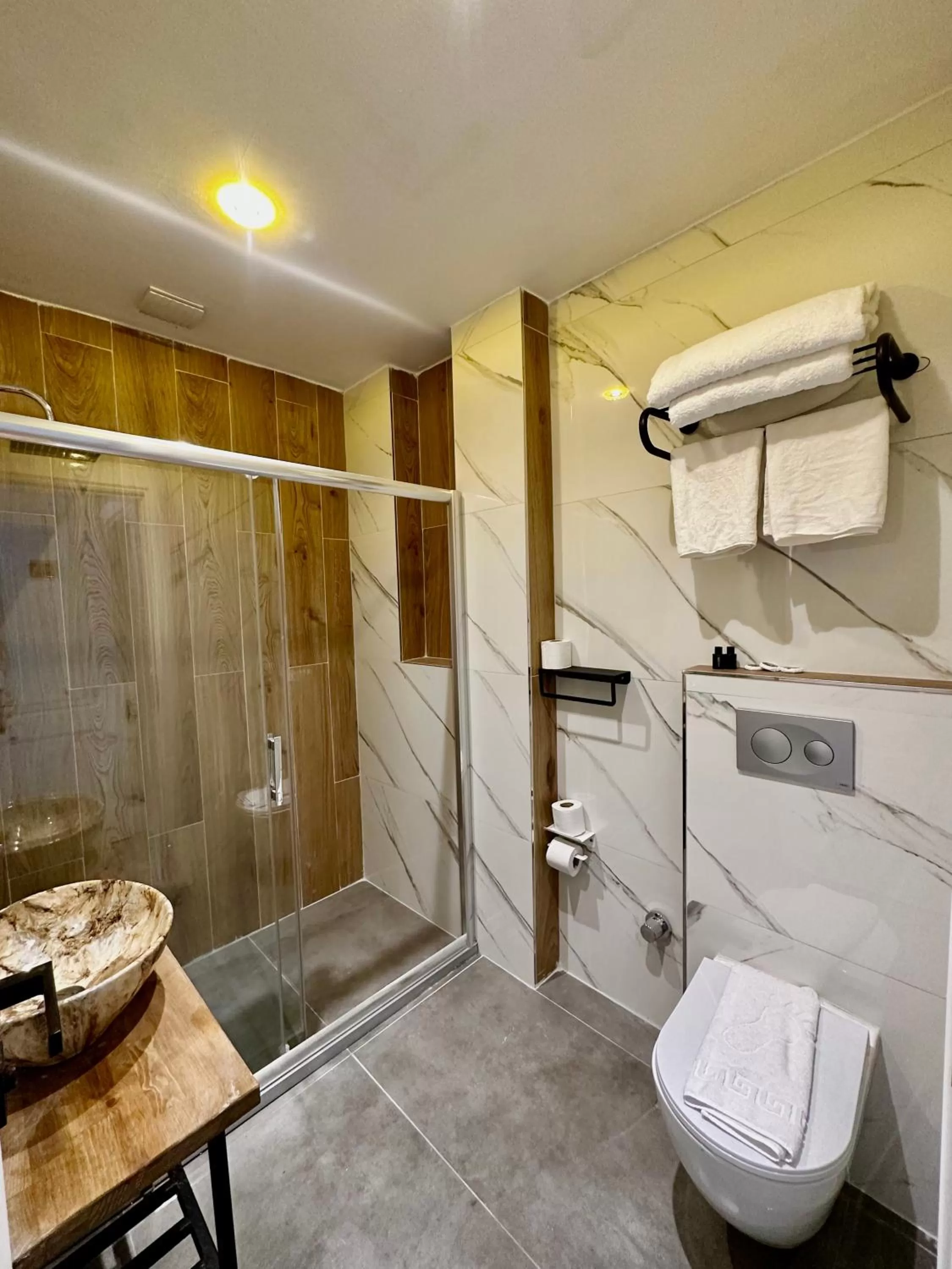 Shower in Newalla Hotel Old City