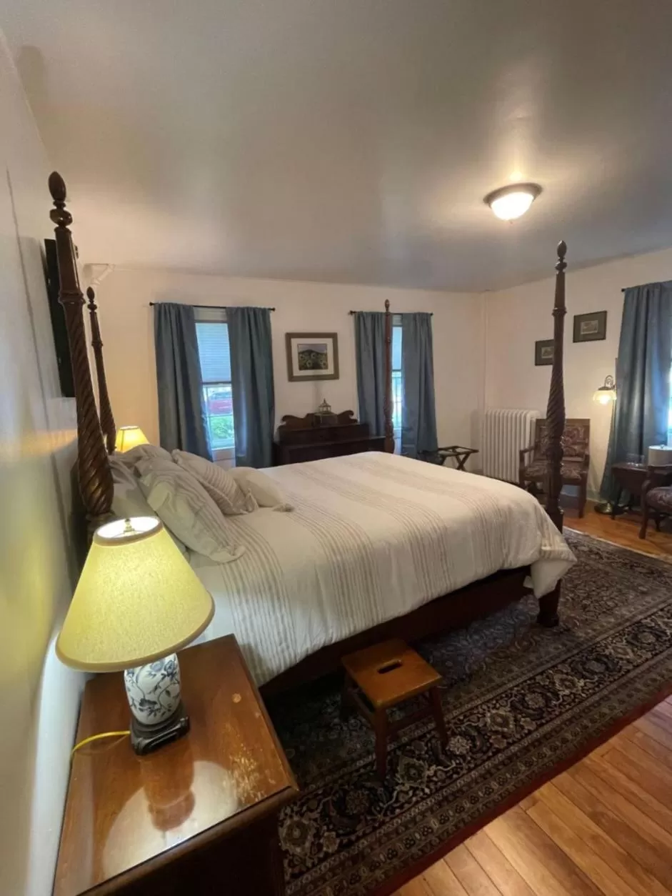 Photo of the whole room, Bed in Arlington Inn & Spa