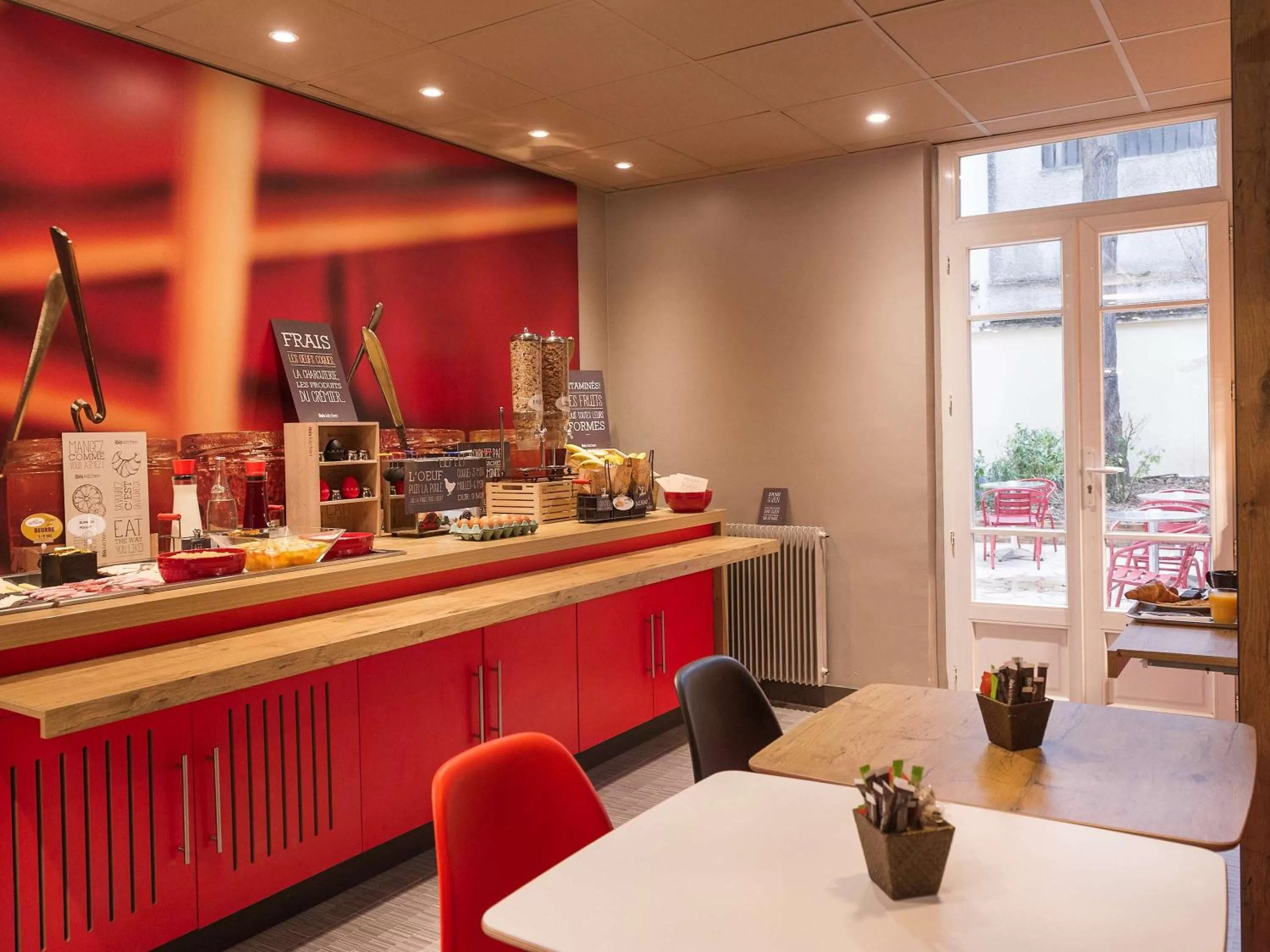 Restaurant/places to eat in ibis Paris Vaugirard Porte de Versailles