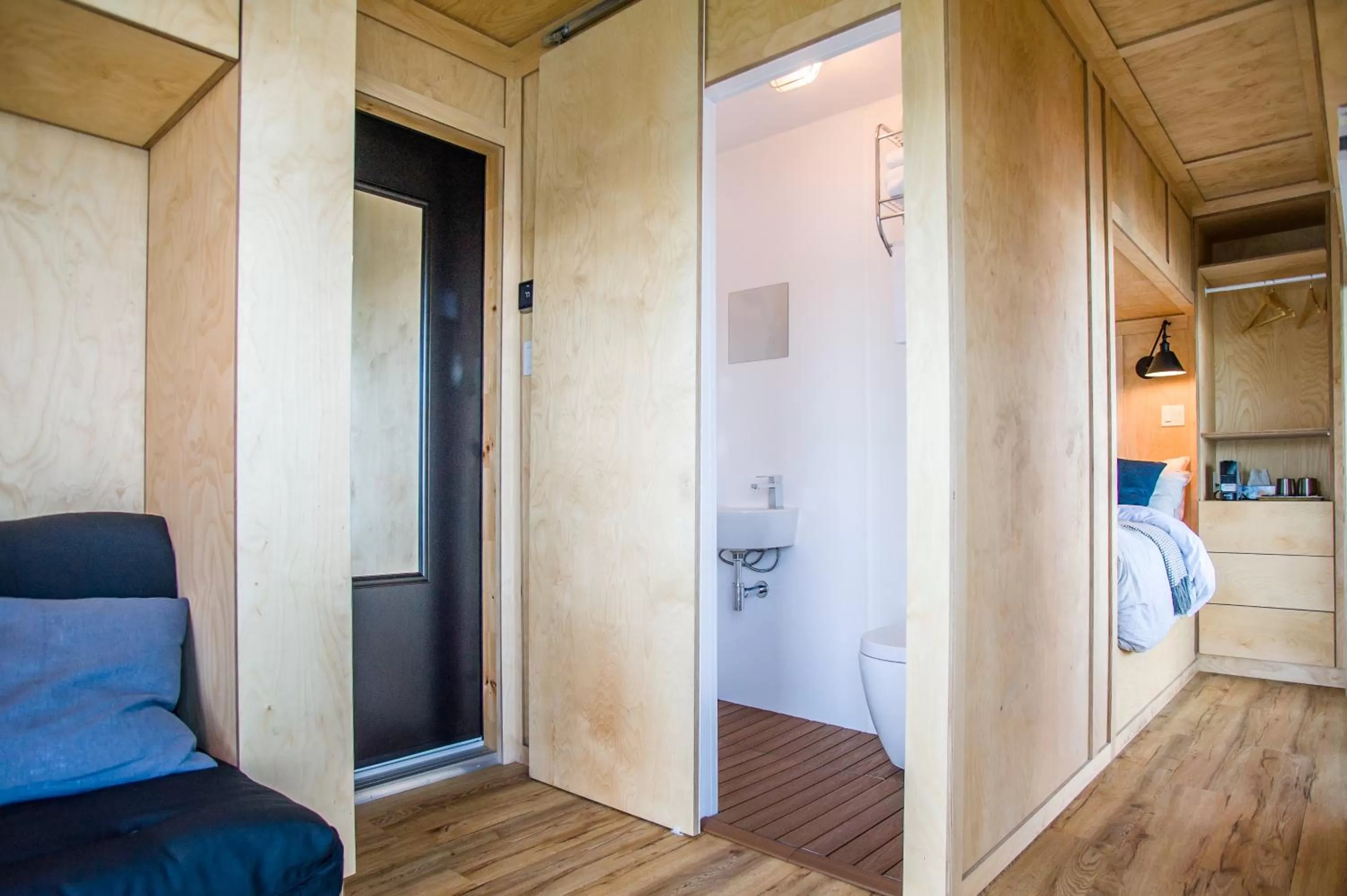 Toilet, Bed in Flotel