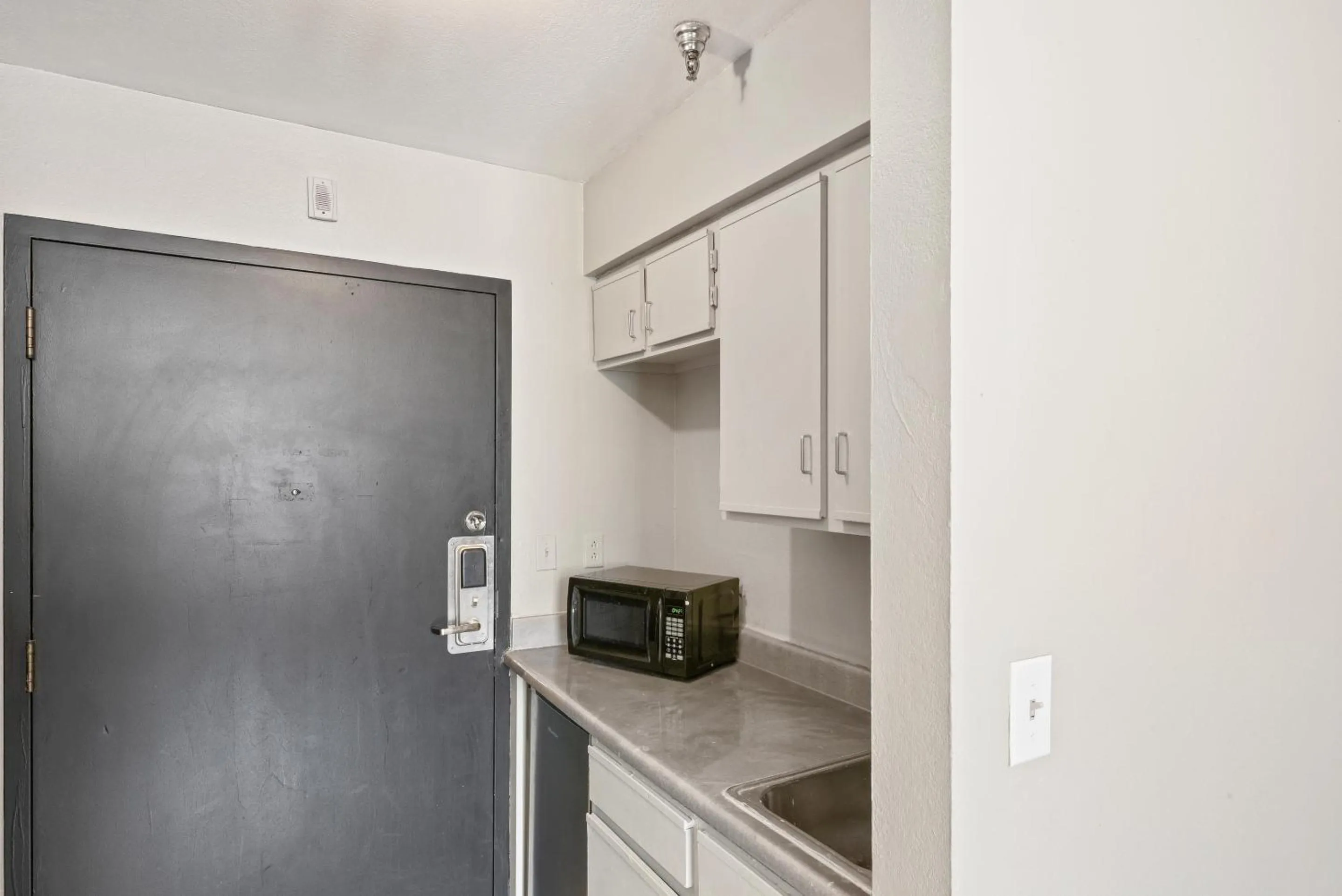 Kitchen or kitchenette, Kitchen/Kitchenette in OYO Hotel Edmond - University of Central Oklahoma