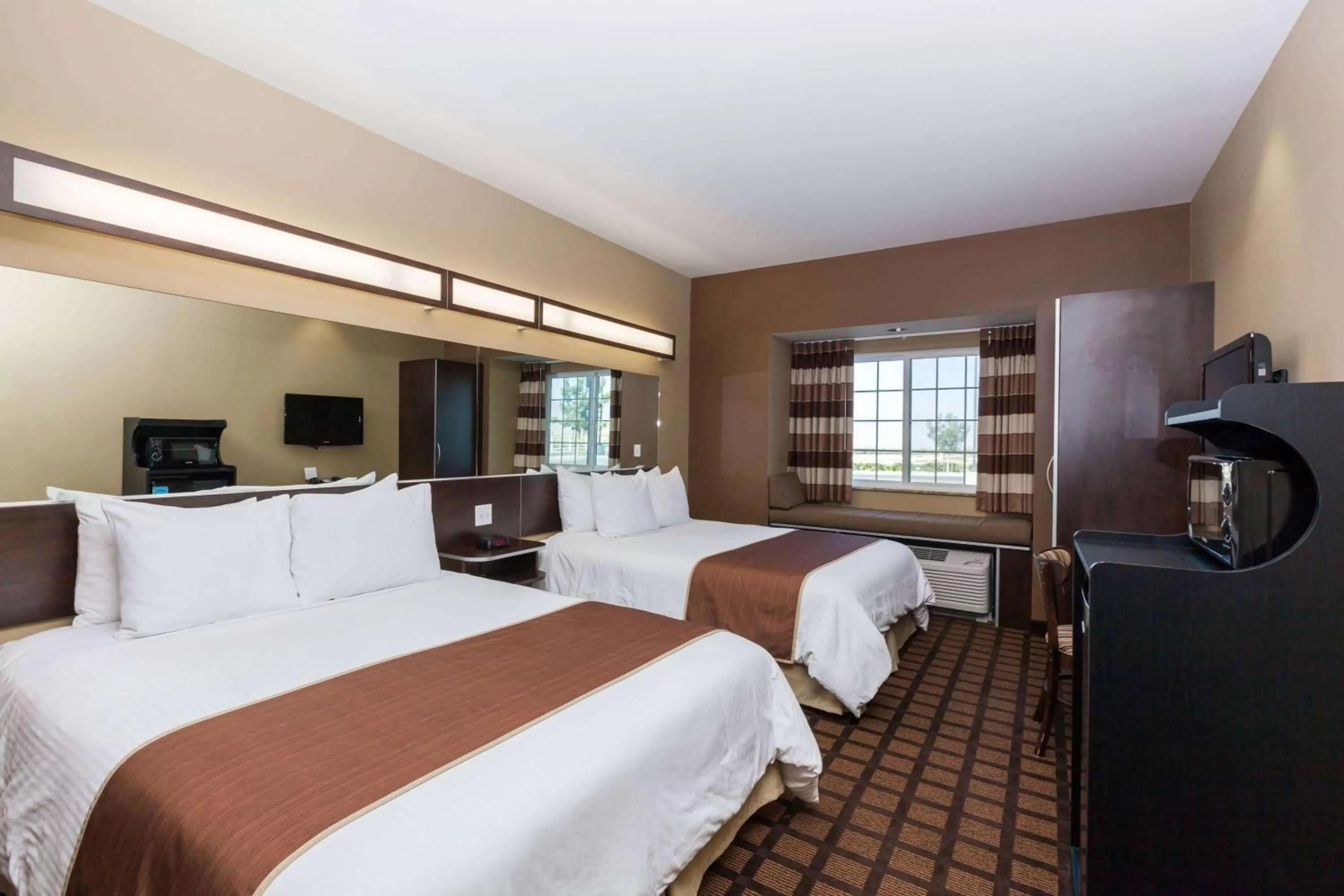Photo of the whole room, Bed in Microtel Inn & Suites by Wyndham Wheeler Ridge