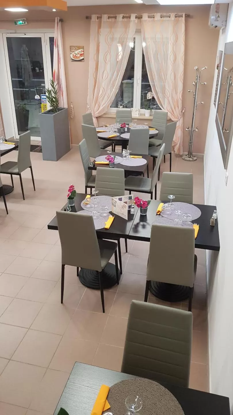 Restaurant/Places to Eat in AUBERGE DE LA LICORNE eu