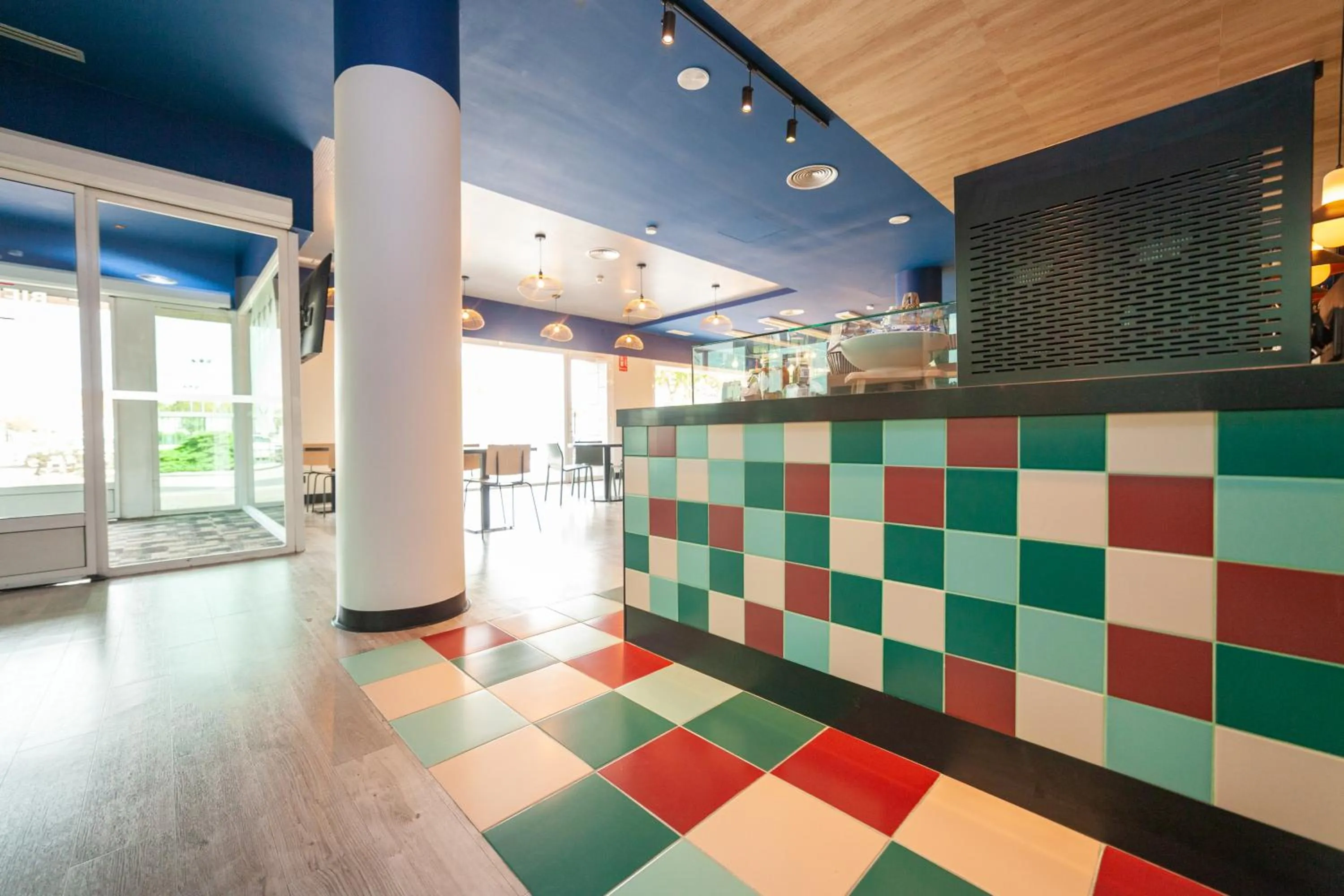 Lounge or bar in Ibis Alcala de Henares La Garena