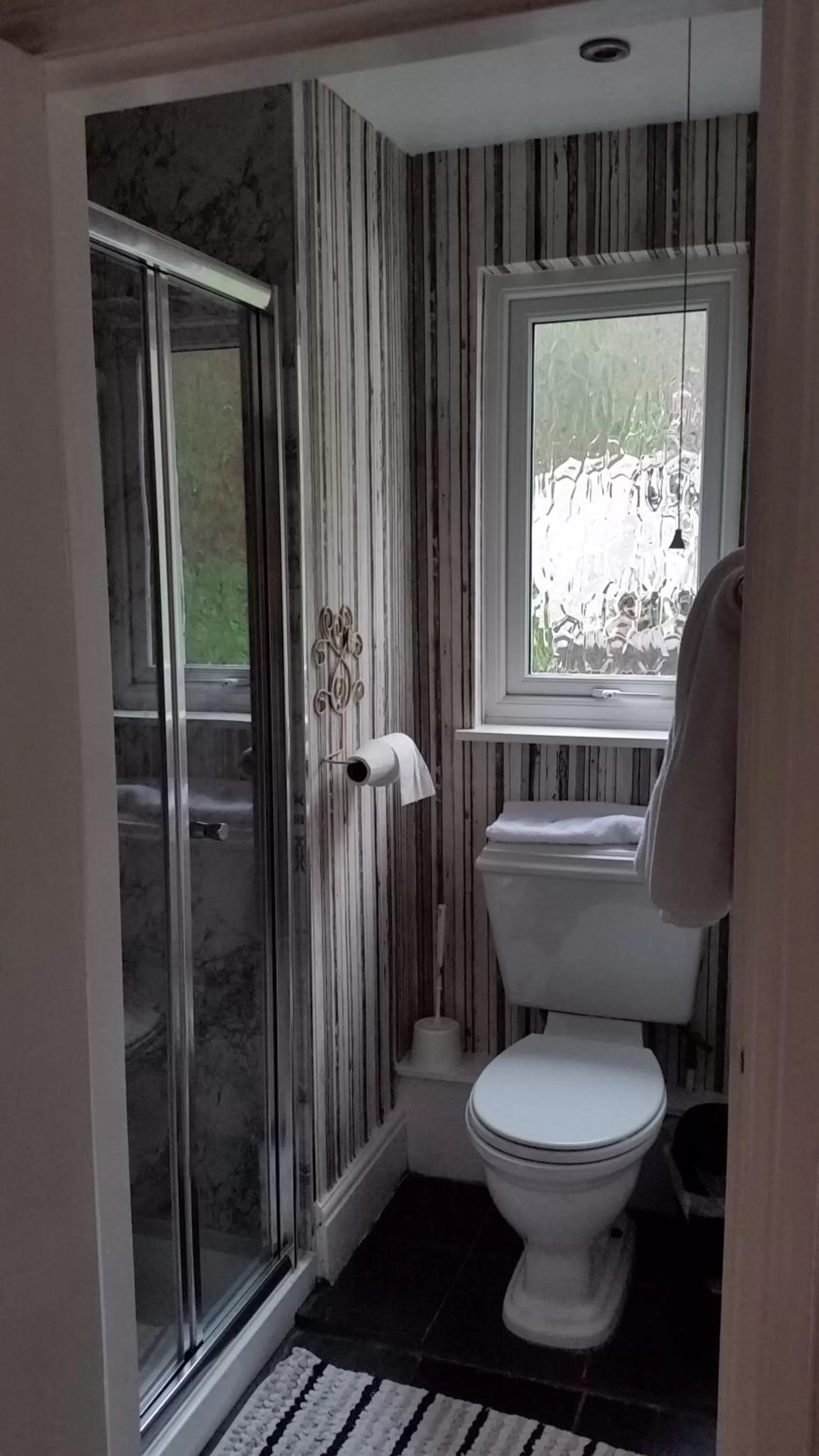 Shower in Brooklands Guest House