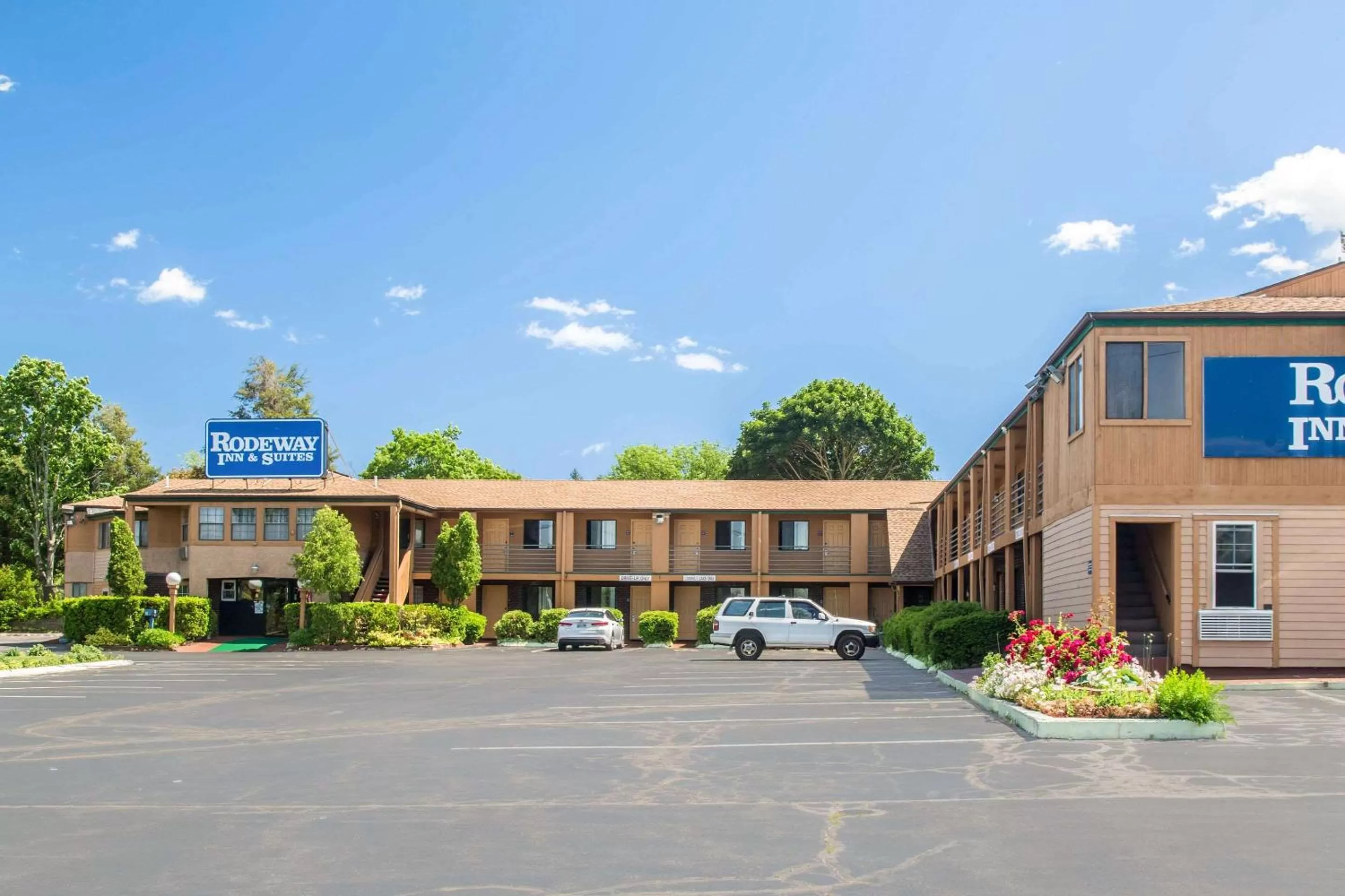 Property building in Rodeway Inn & Suites Branford - Guilford