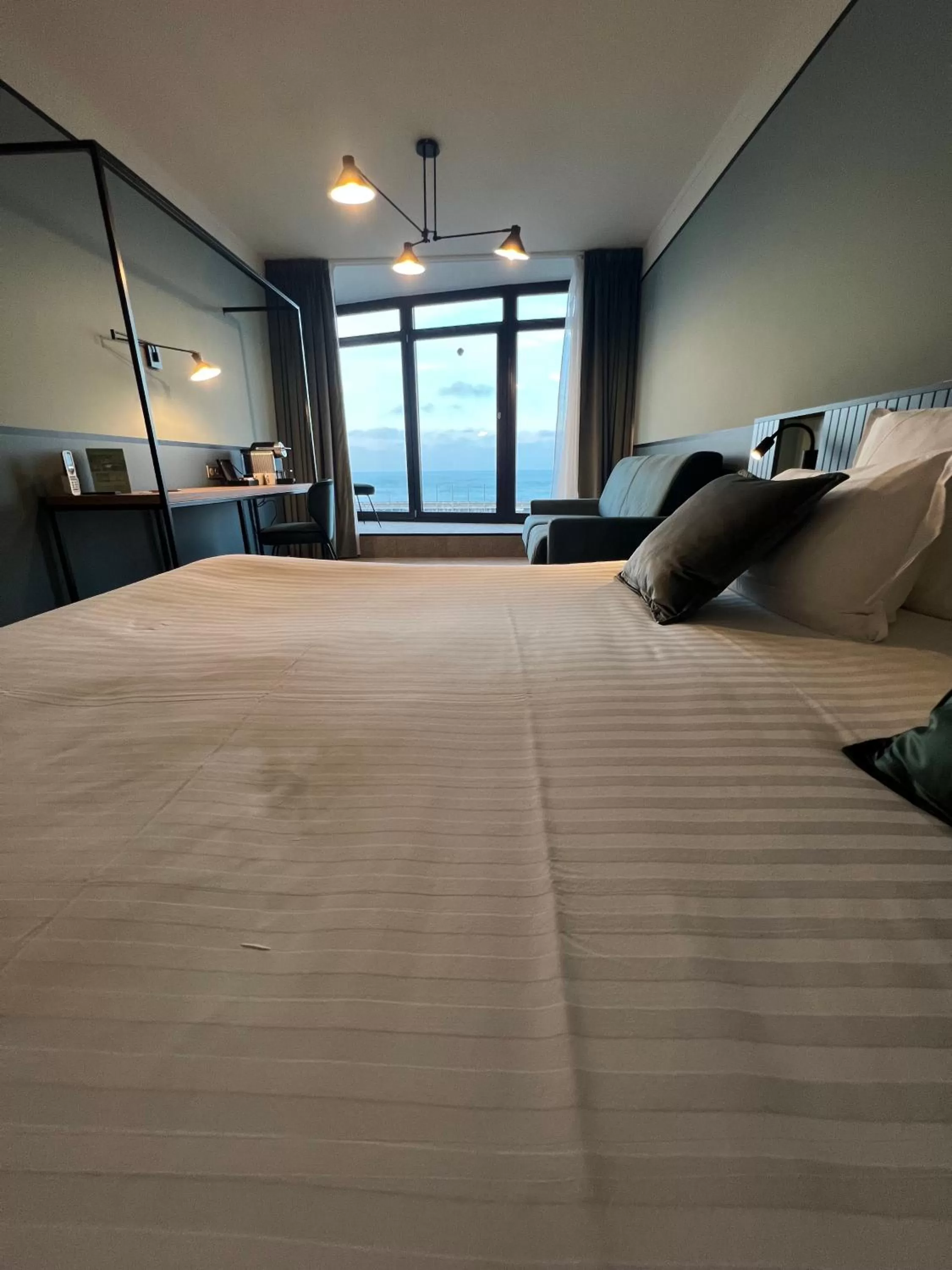 Bedroom, Bed in L'Échappée - Hôtel Casino Dieppe