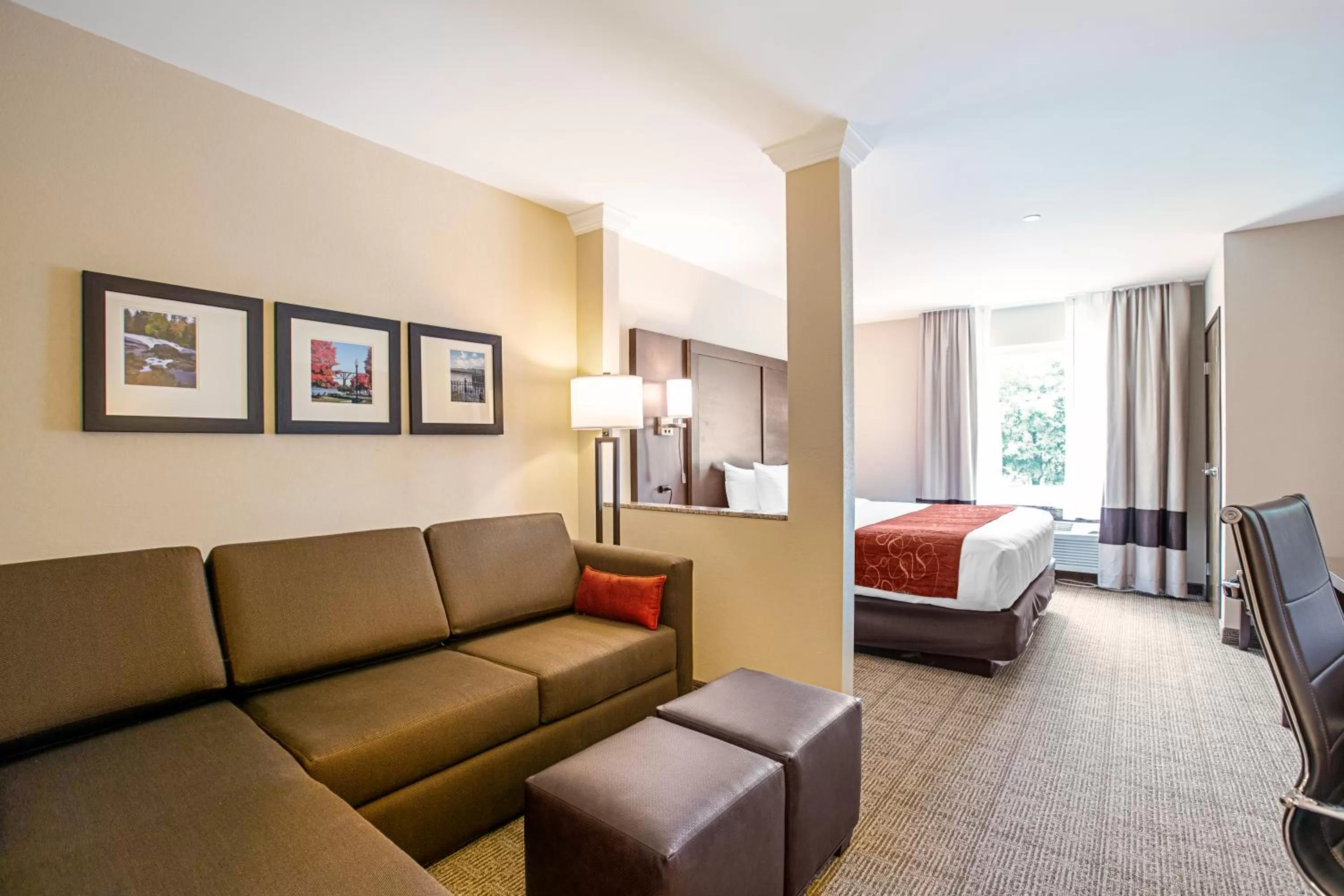 Living room, Bed in Comfort Suites Fishkill near Interstate 84