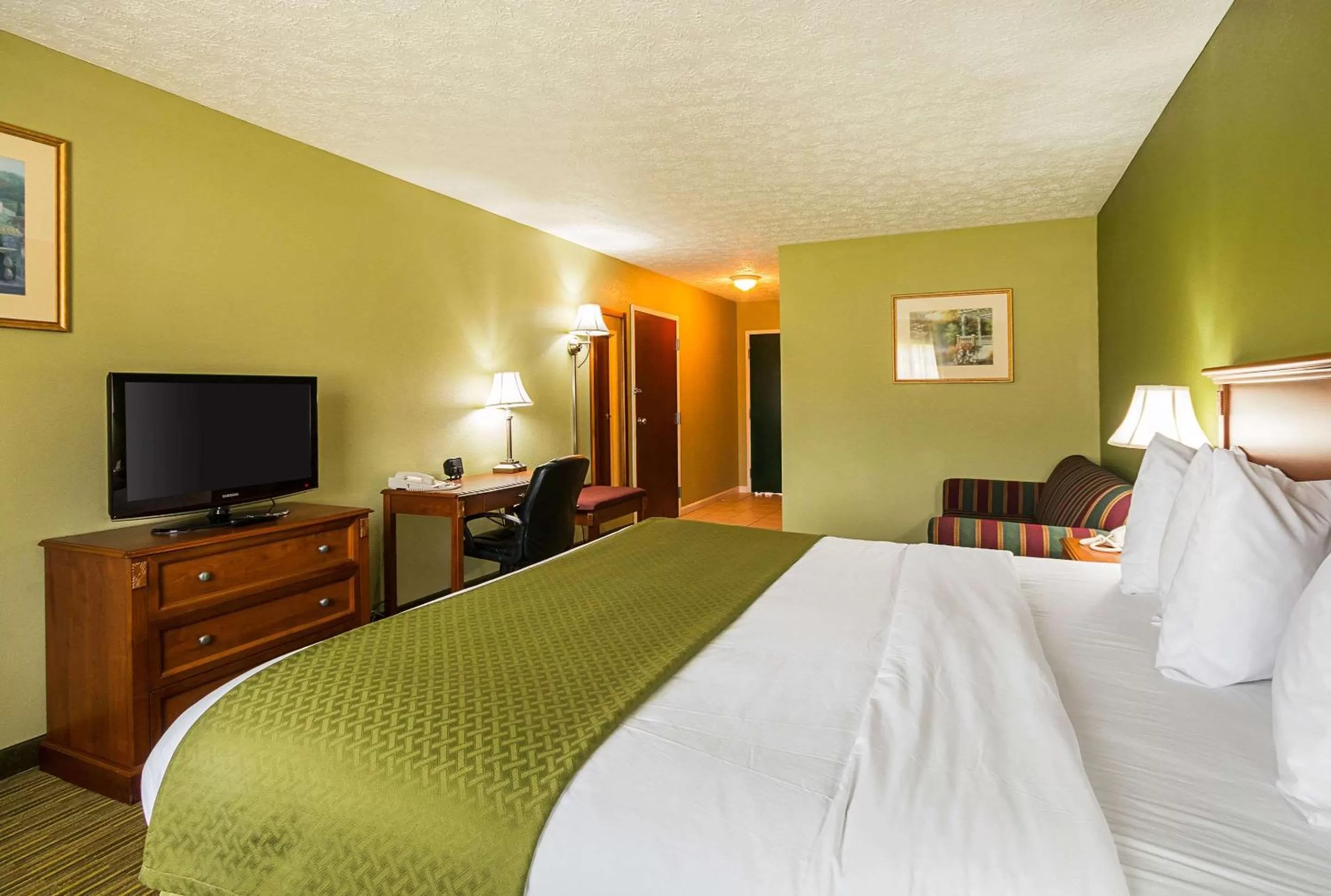 King Room with Roll-In Shower - Accessible/Non Smoking in Quality Inn