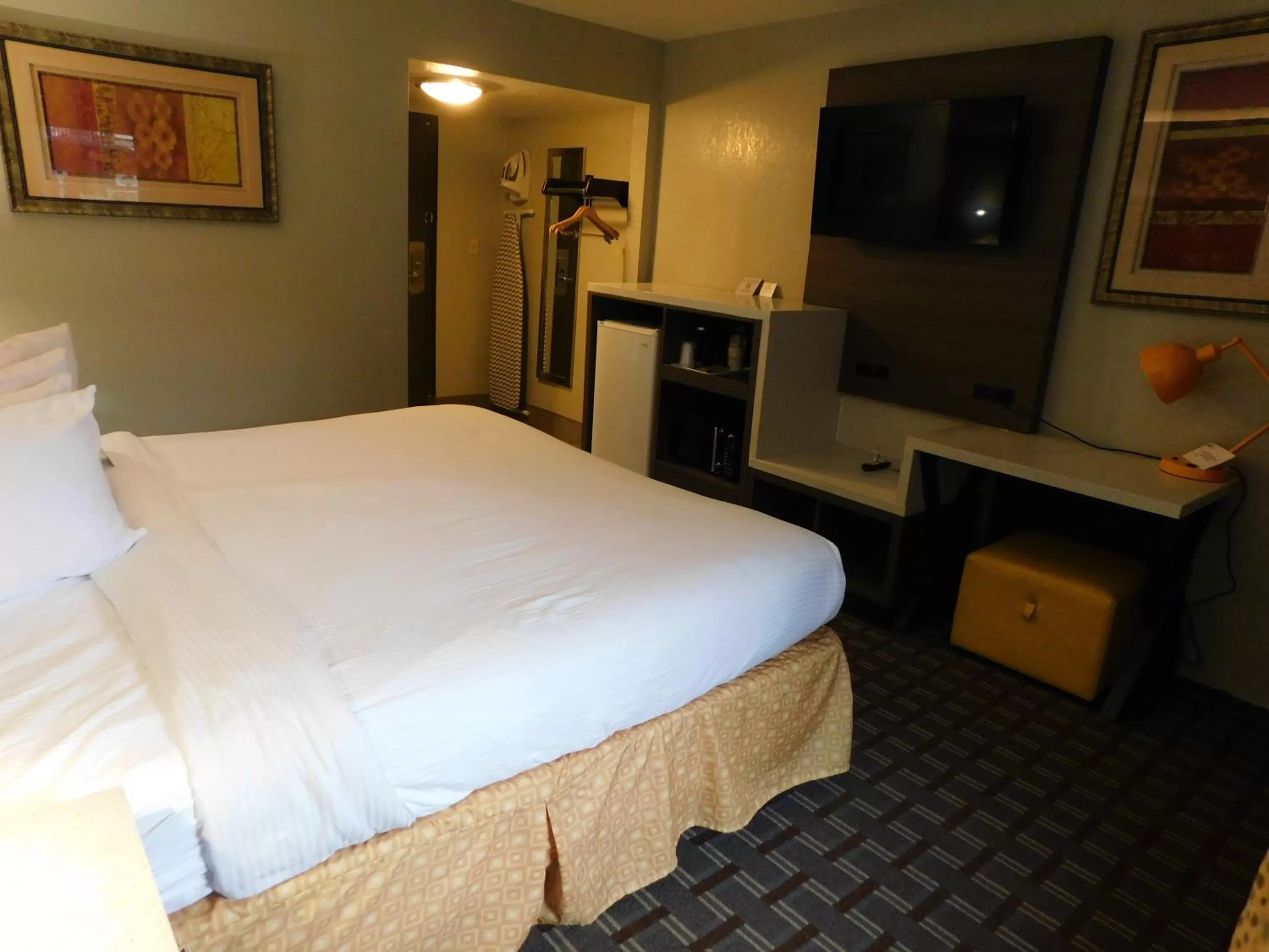 Bed in Days Inn & Suites by Wyndham Downtown Gatlinburg Parkway