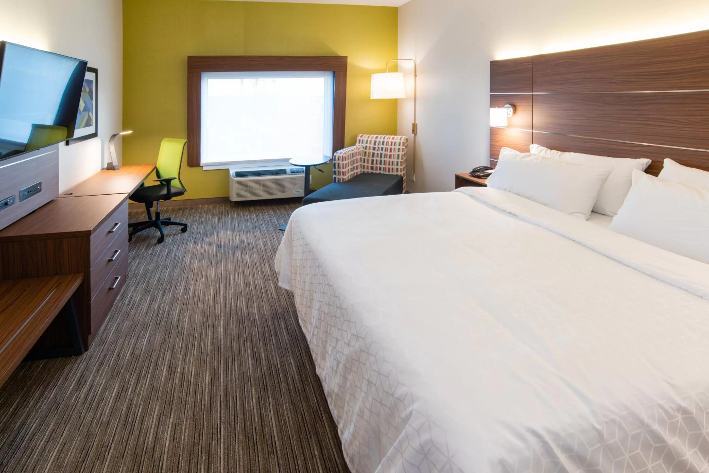 Bed in Holiday Inn Express & Suites - North Battleford by IHG