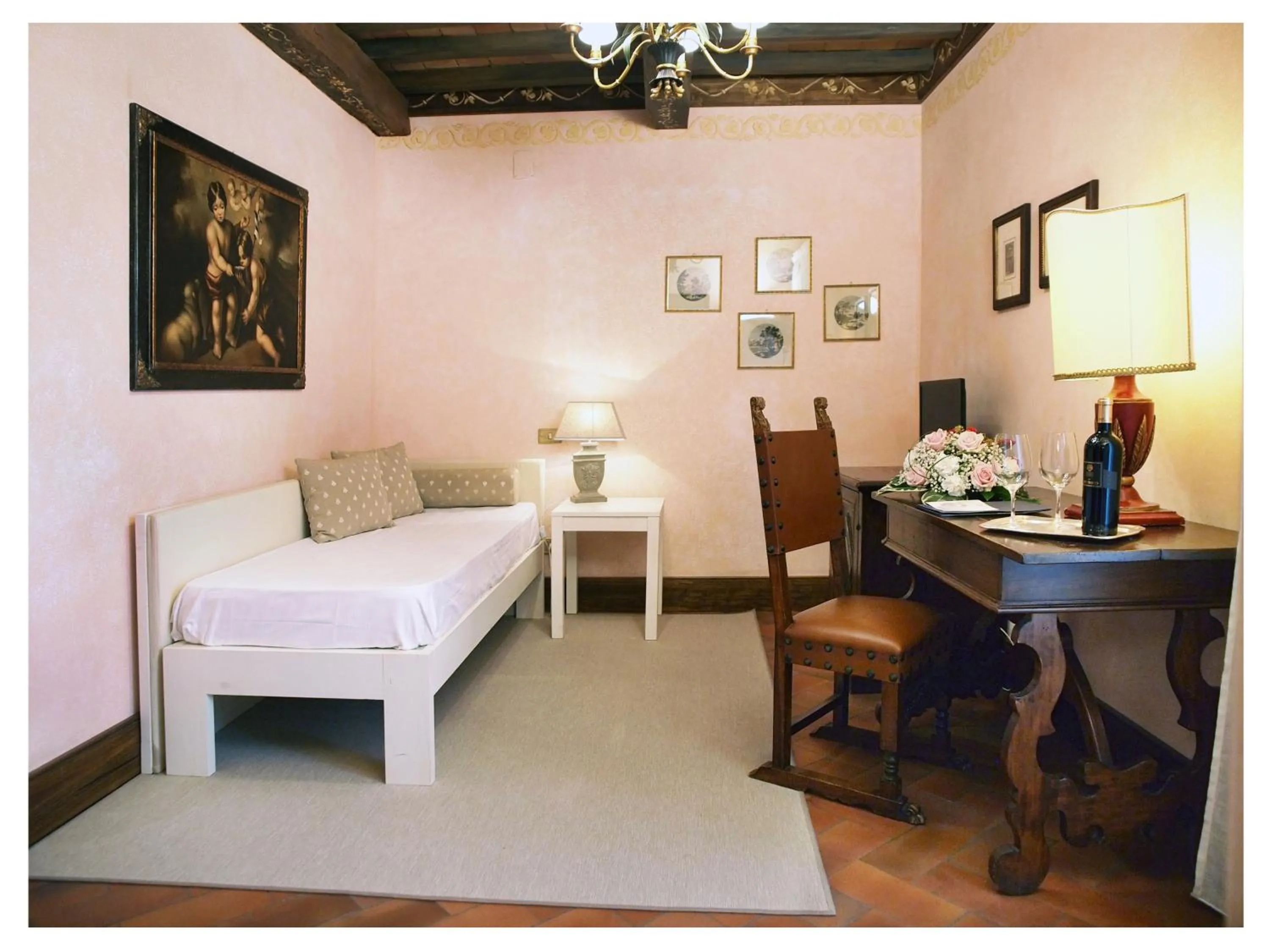 Living room, Bed in Relais Todini - Residenza d'epoca - Luxury Historic house