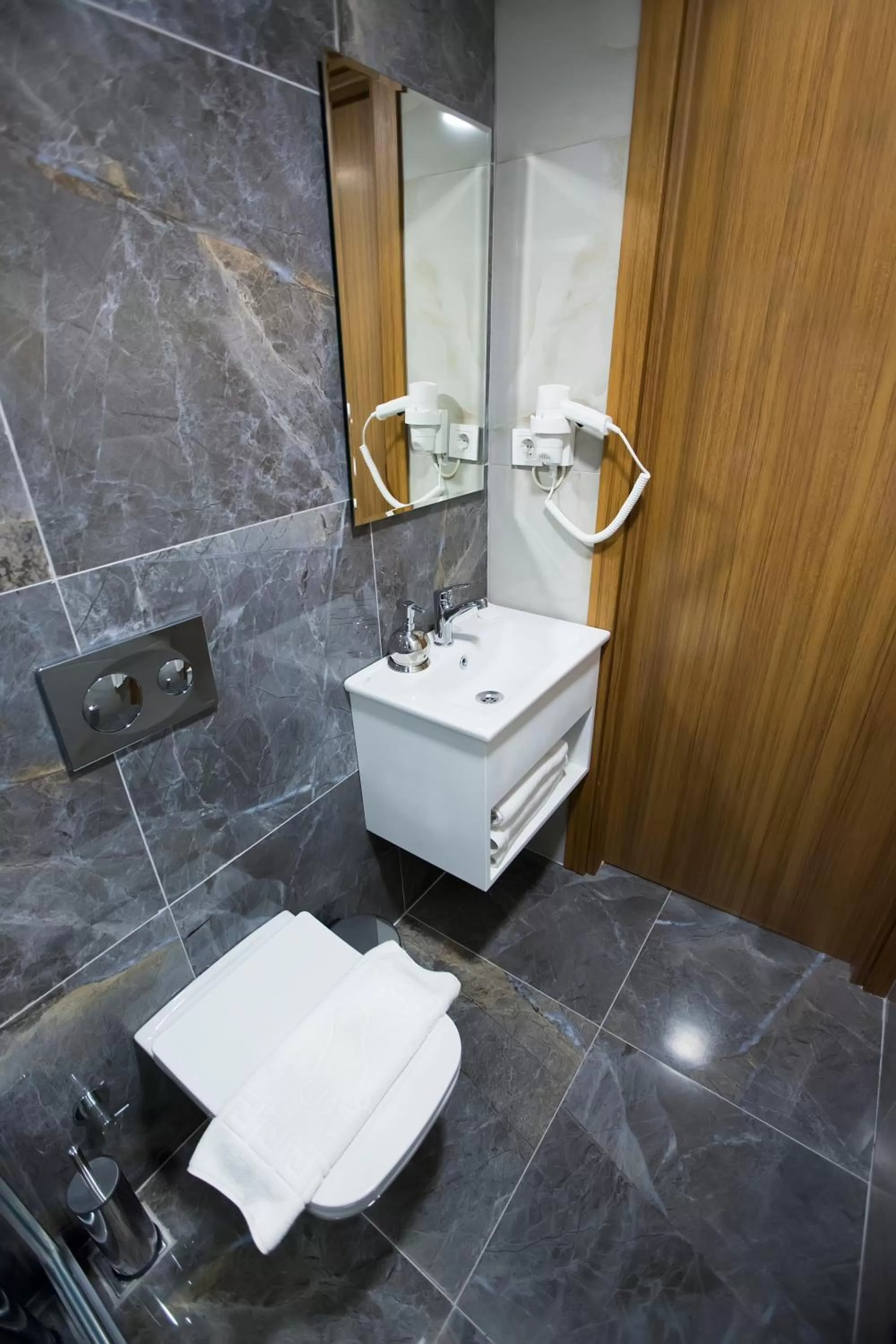 Shower in Golden Street Hotel