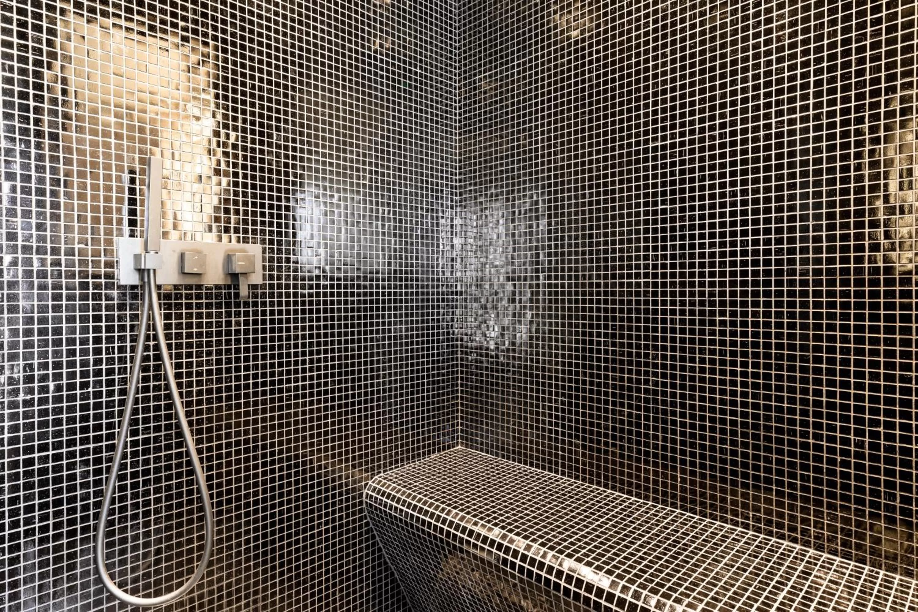 Steam room in B Montmartre