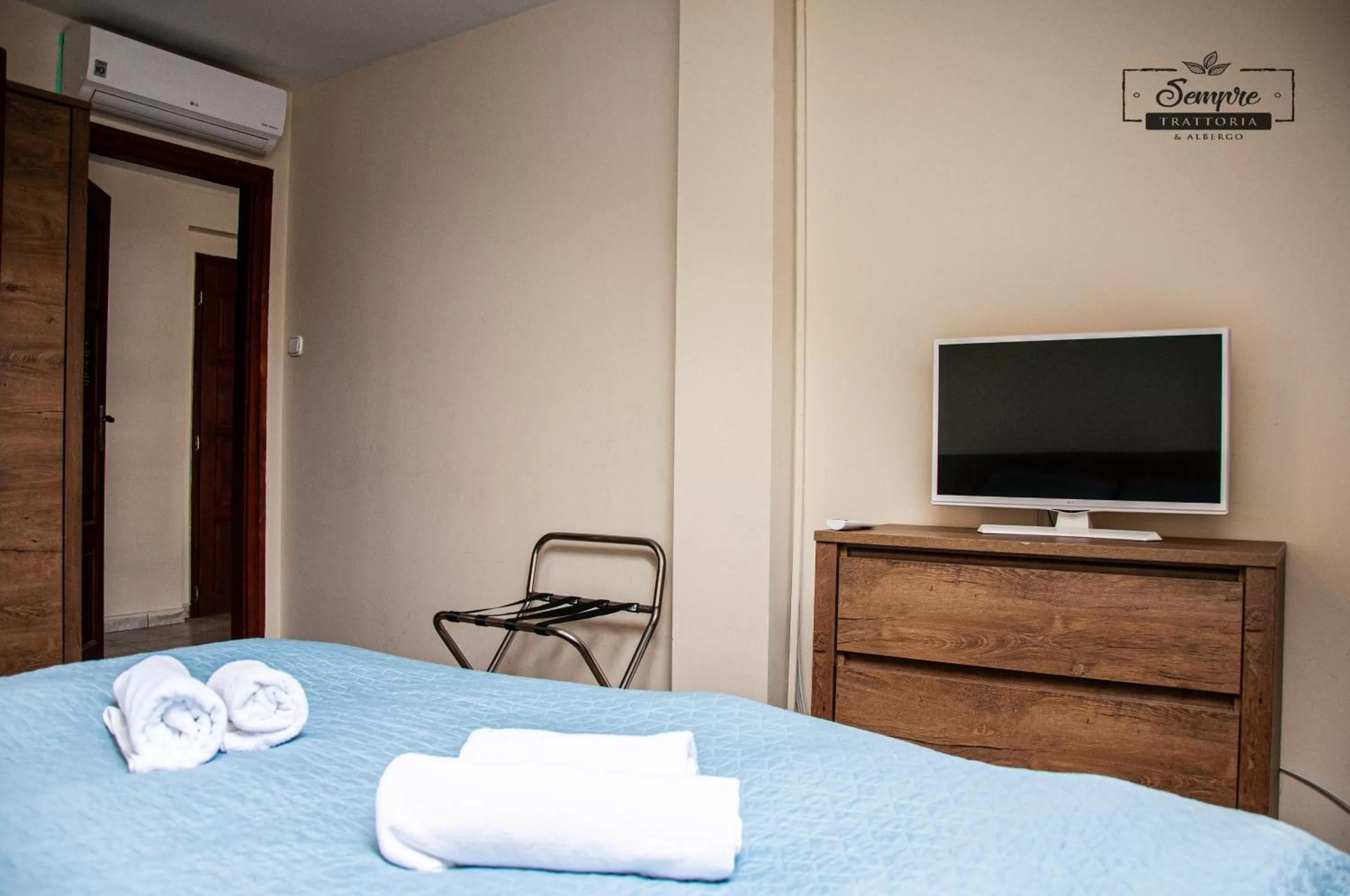 Bed in Sempre Étterem És Panzió