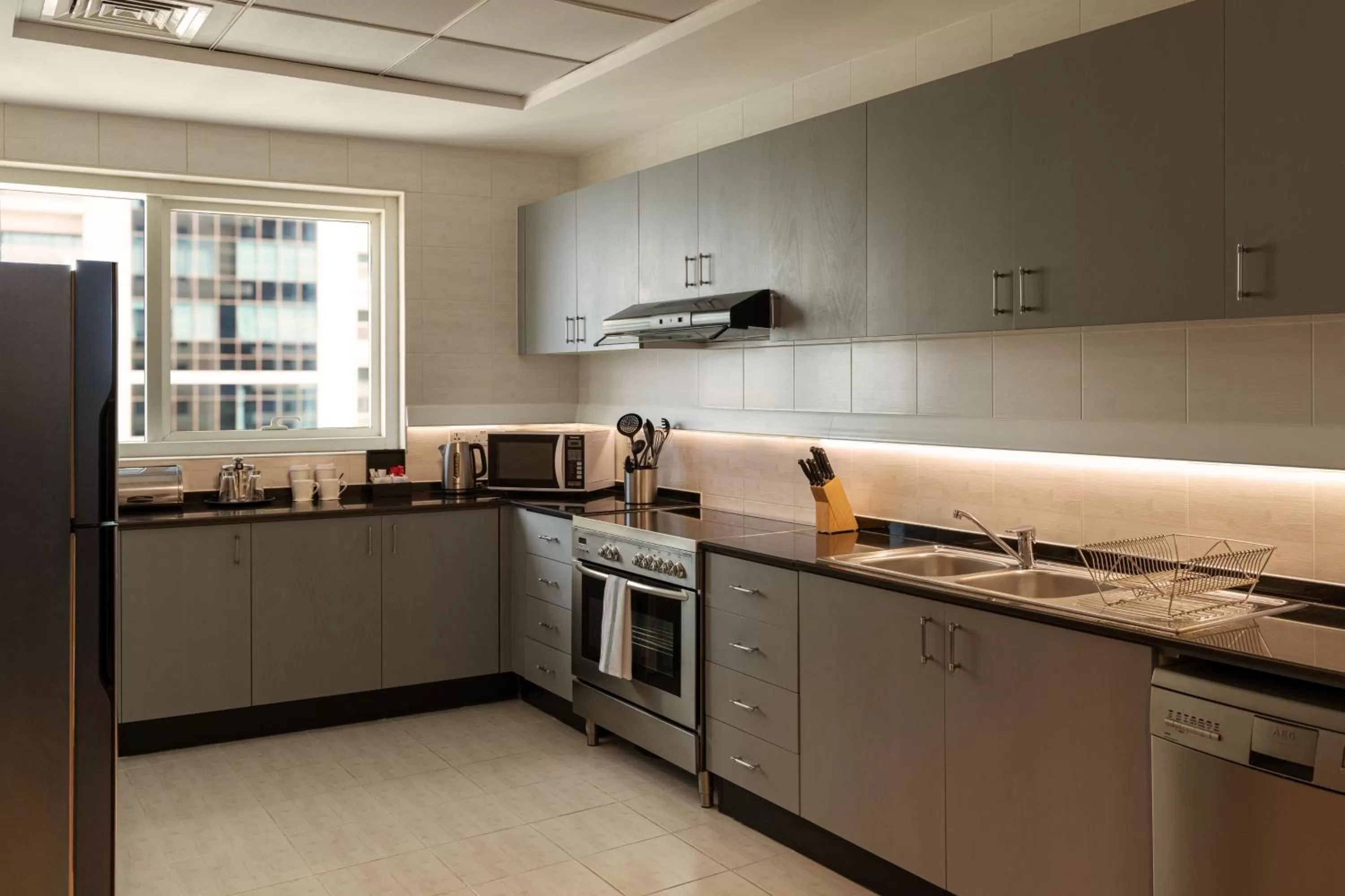 Kitchen or kitchenette in Dubai Marriott Harbour Hotel And Suites
