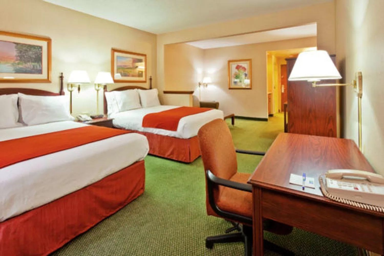 Seating area, Bed in Auburn Place Hotel & Suites Paducah