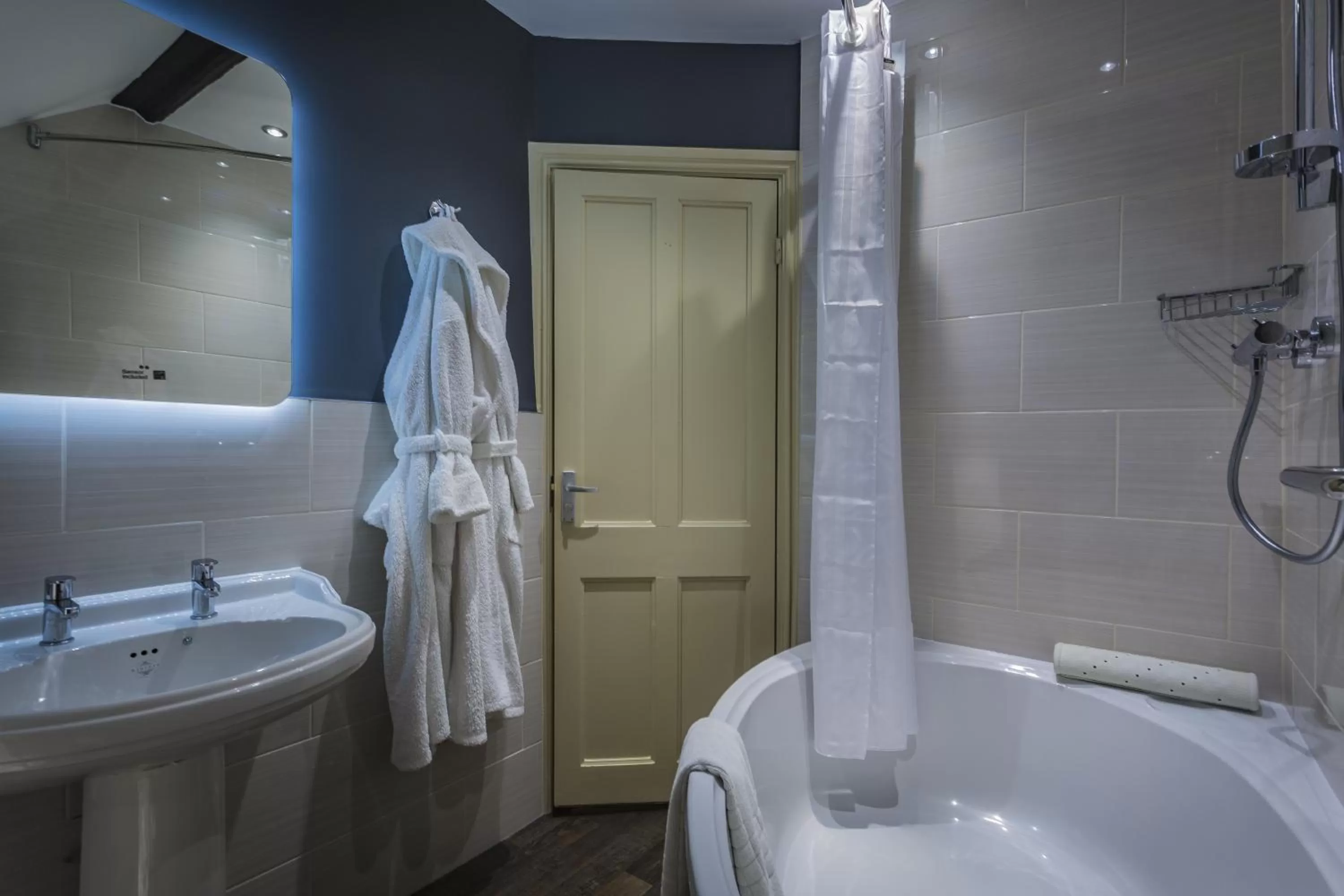 Bathroom in The Castle Hotel, Conwy, North Wales - The Coaching Inn Group
