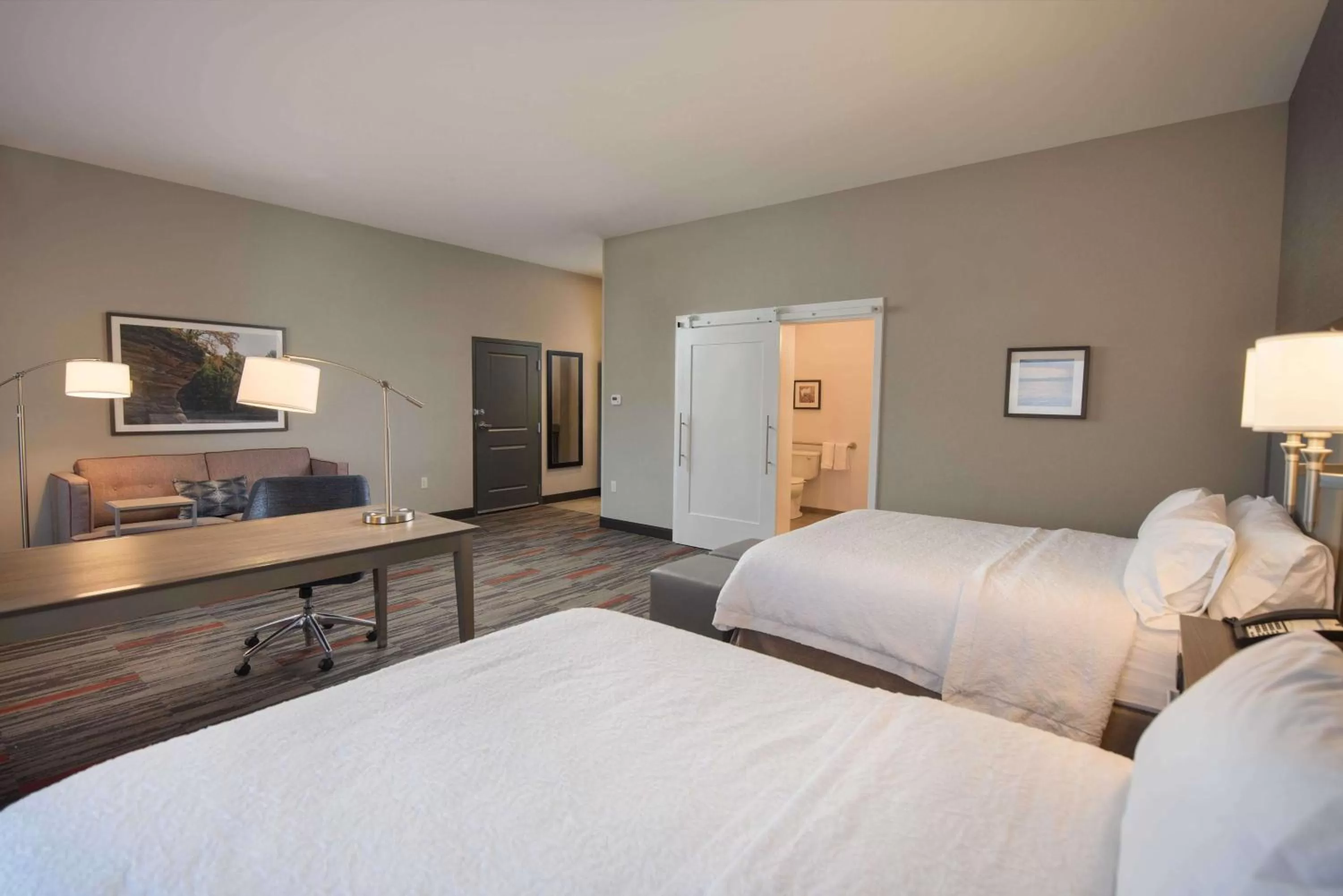 Bedroom, Bed in Hampton Inn and Suites at Wisconsin Dells Lake Delton