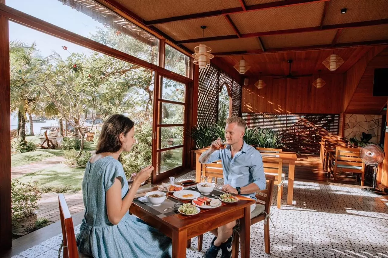 Restaurant/places to eat in Rocks Beach Boutique