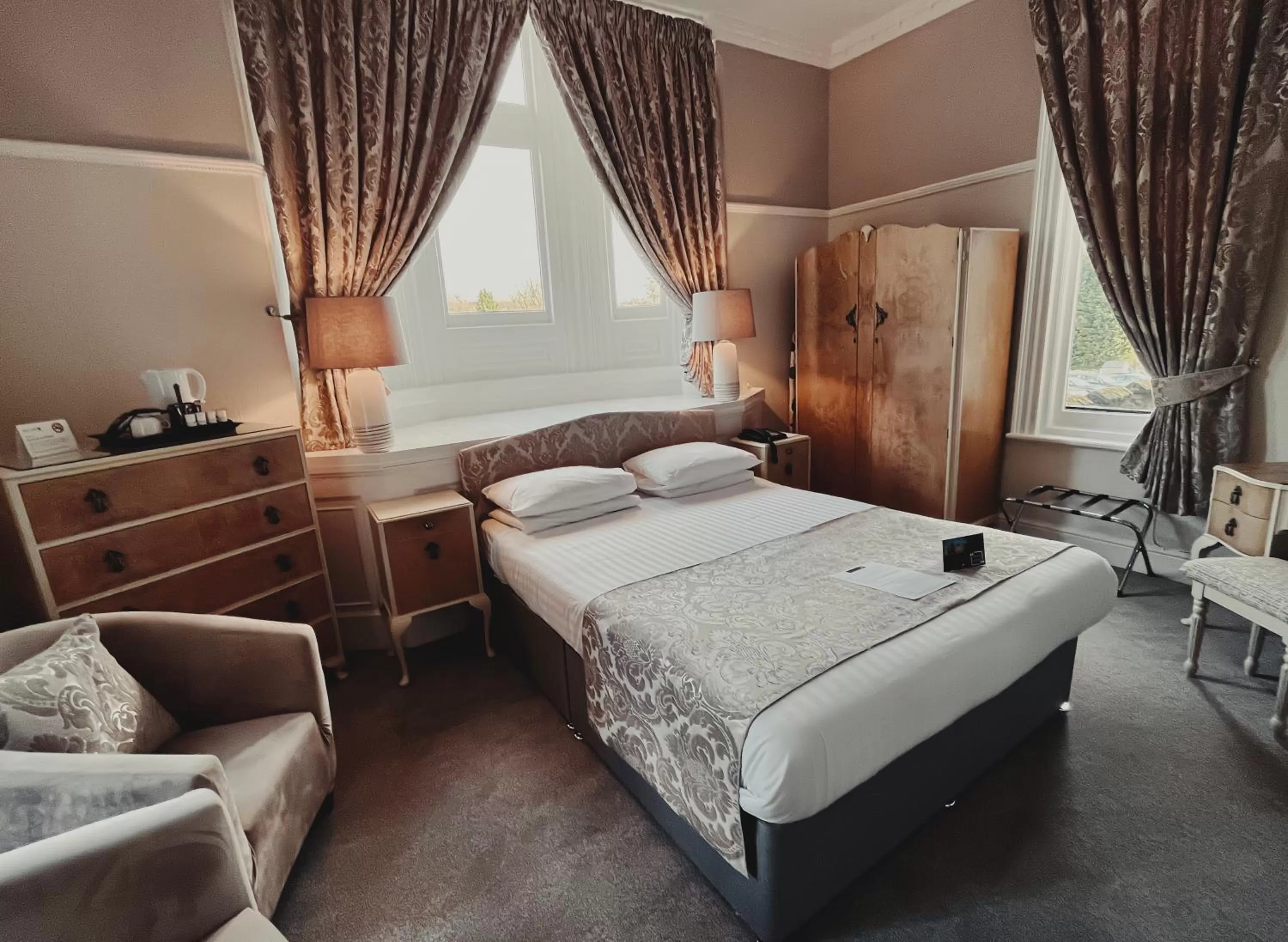 Bedroom, Bed in Cave Castle Hotel