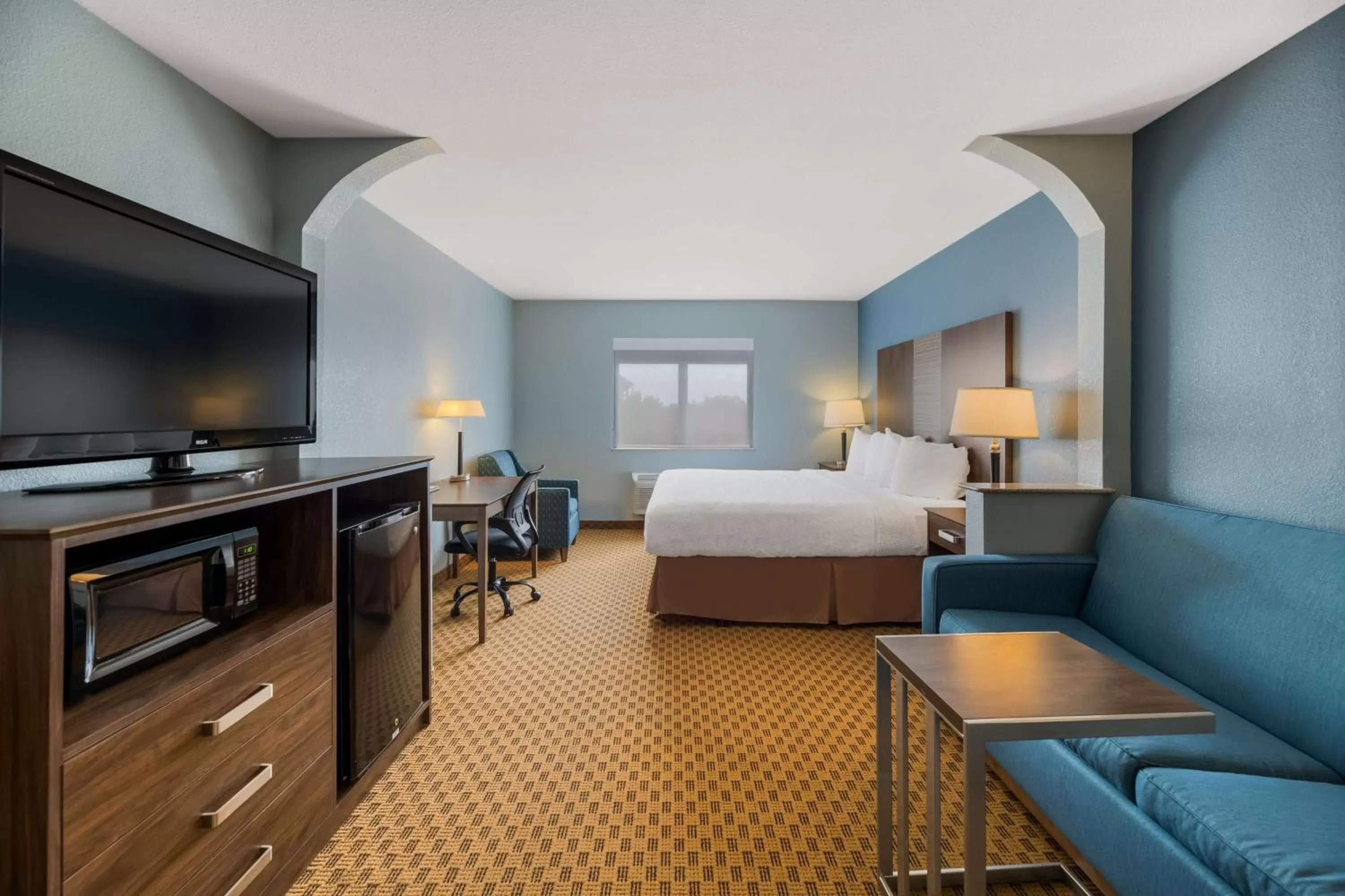 Photo of the whole room, Bed in Best Western South Plains Inn & Suites