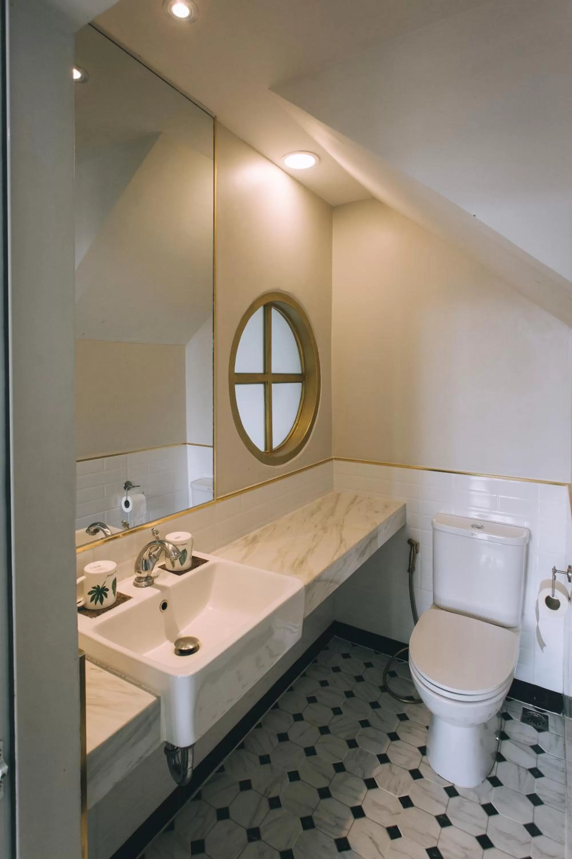 Bathroom in J's Cafe and Poshtel