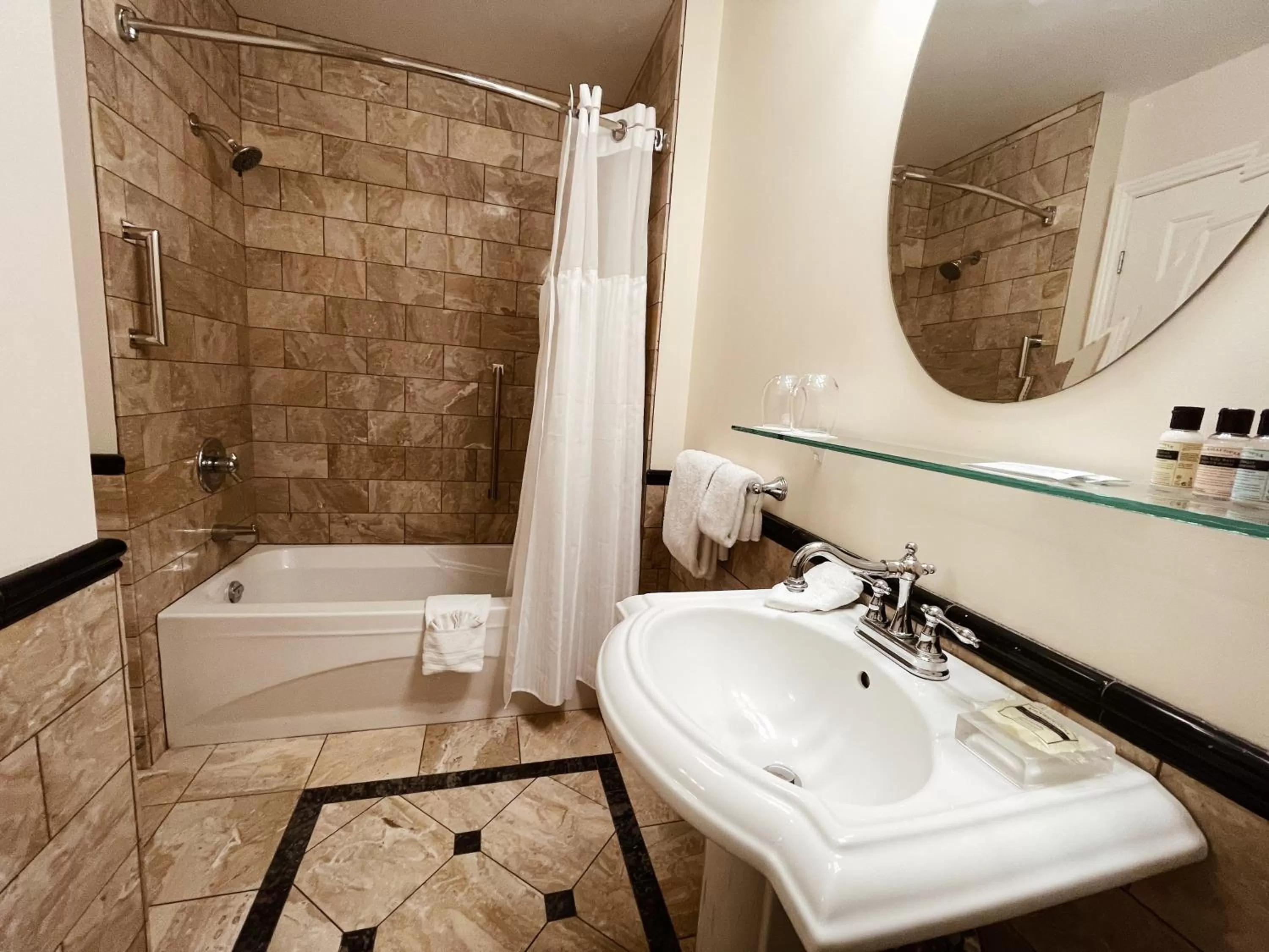 Bathroom in Hotel Manoir D'Auteuil - Par Aneyro