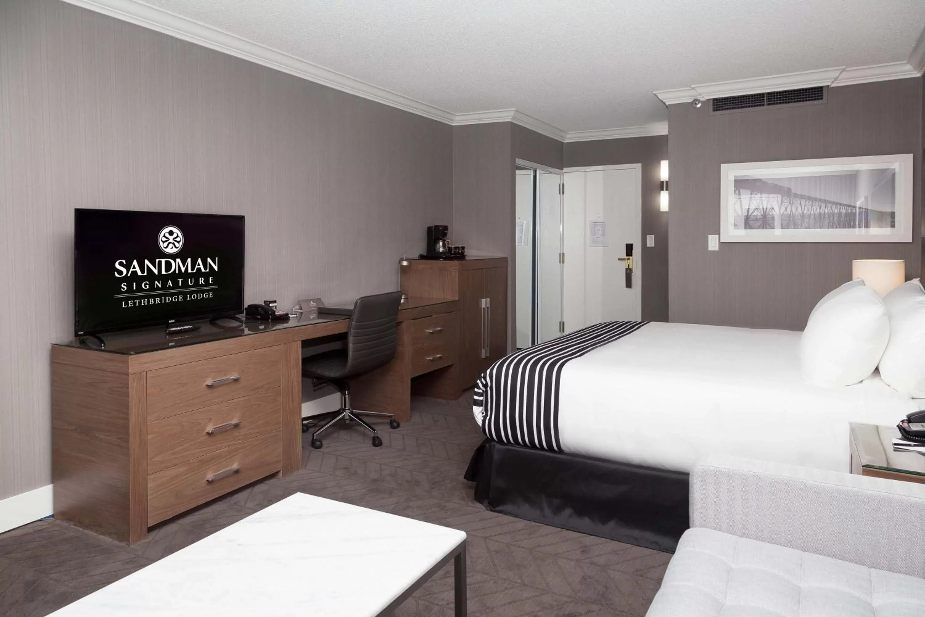 Photo of the whole room, Bed in Sandman Signature Lethbridge Lodge