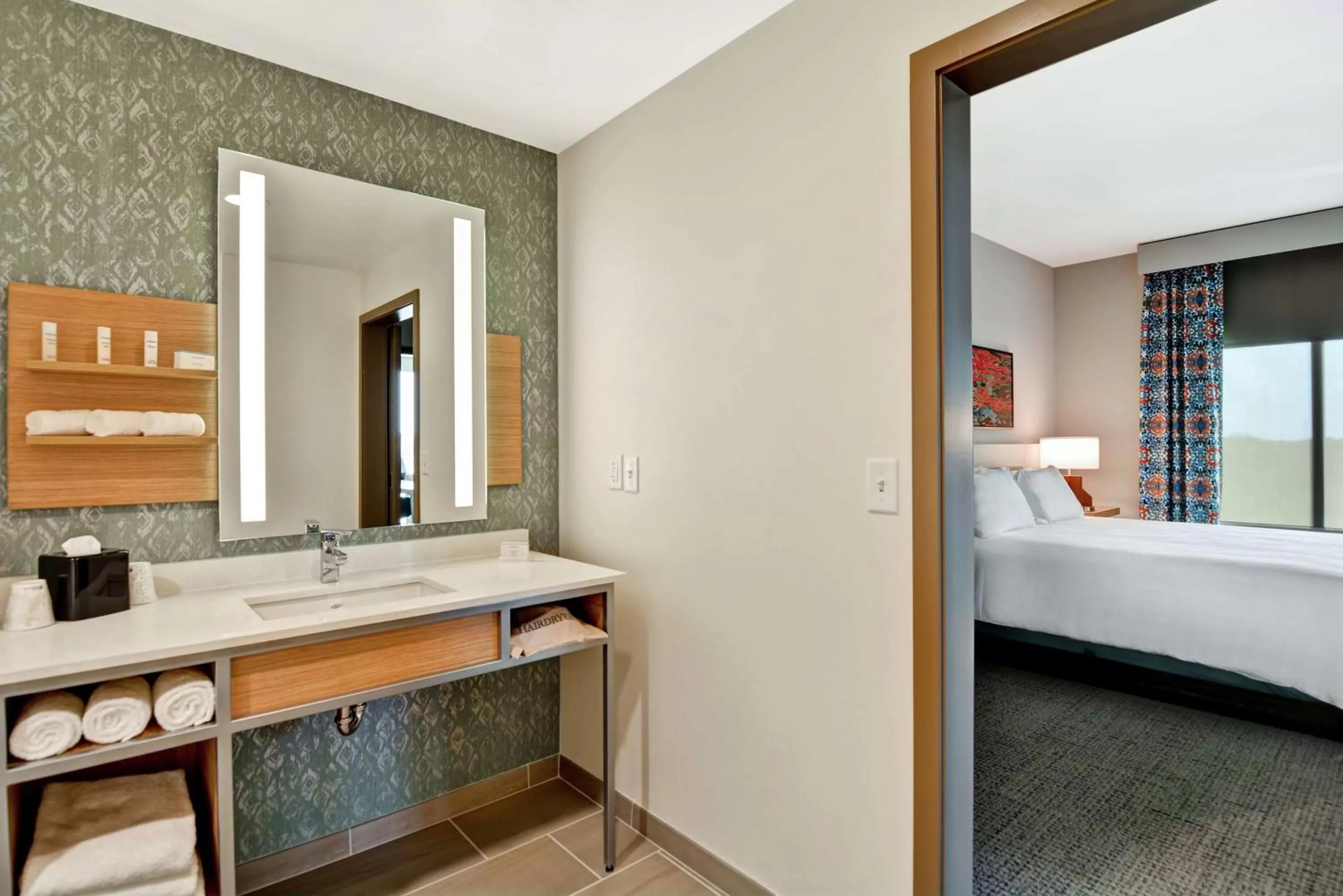 Bathroom, Bed in Hilton Garden Inn Biloxi