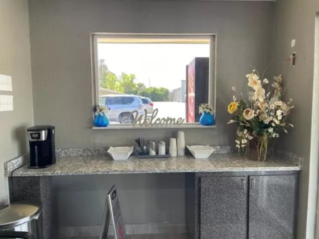 Coffee/tea facilities in Driftwood Inn - Lake City