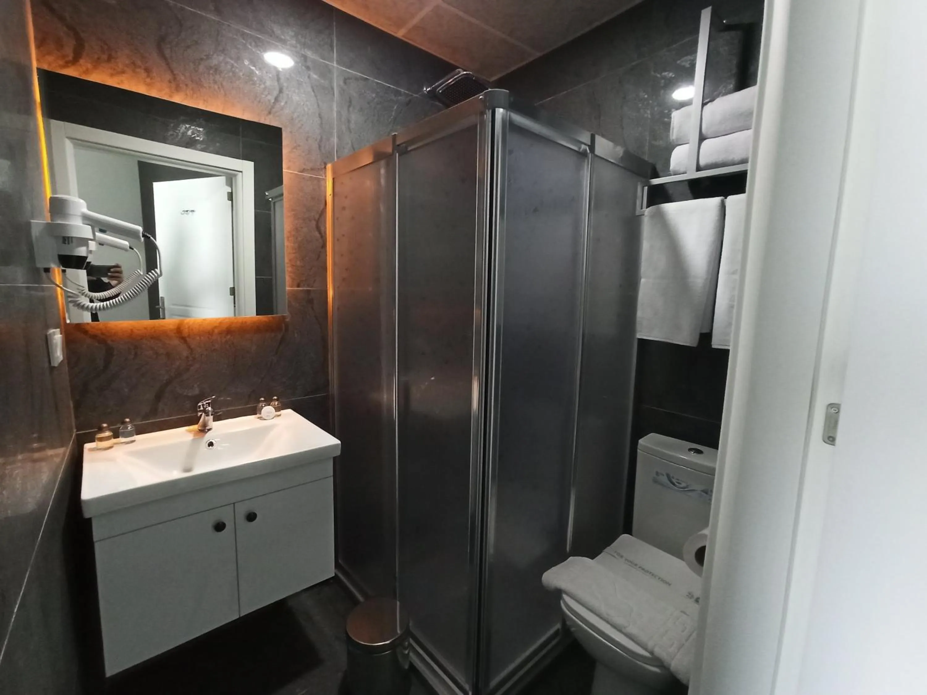 Shower in Skylon Airport Hotel