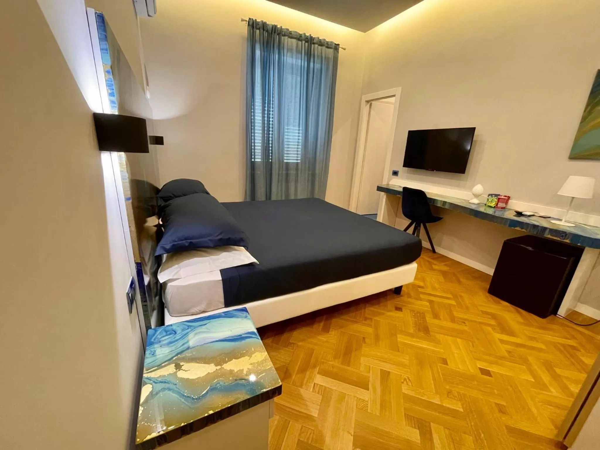 Bed in Tribus Boutique Hotel