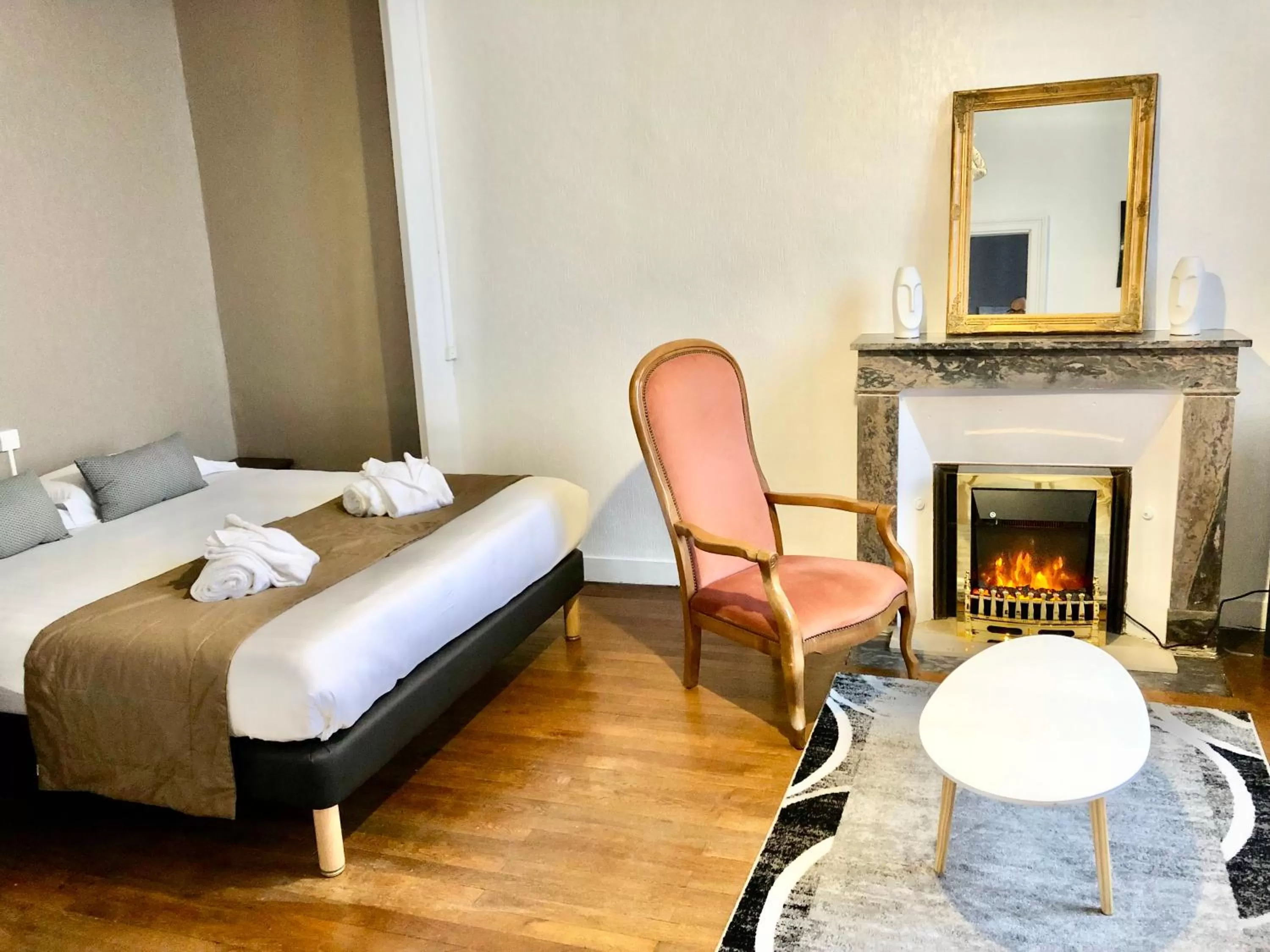 Photo of the whole room in Hôtel Particulier CHÂTEAU DES MARAIS Proximité et vue sur le Lac de Grand lieu