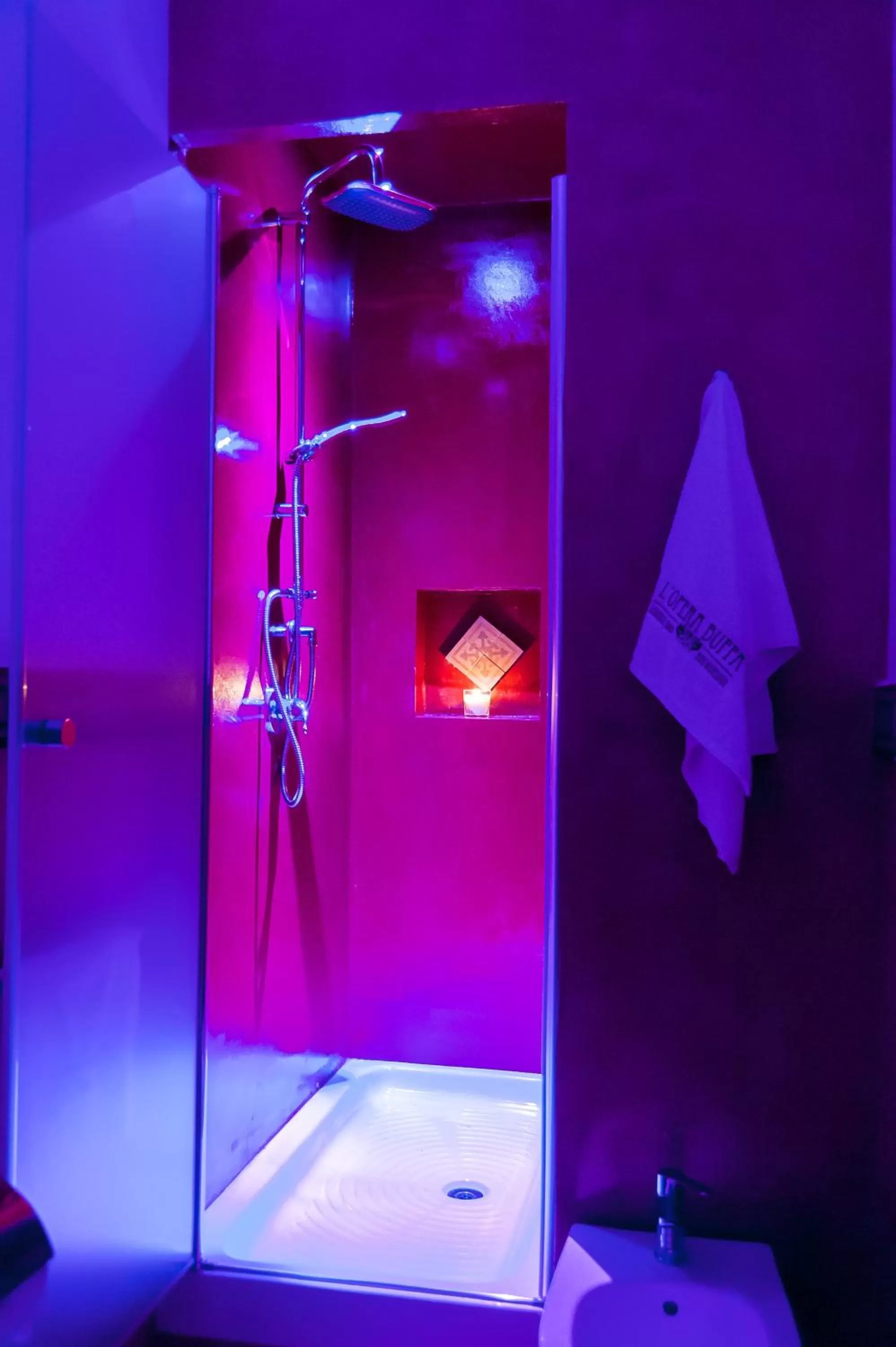 Shower in L'Opera Buffa