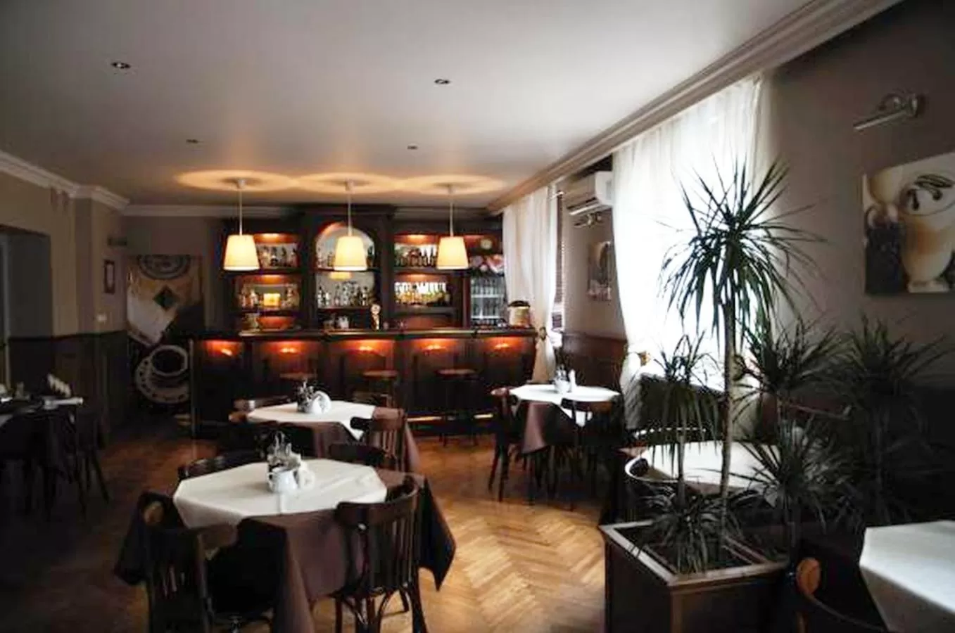 Restaurant/places to eat in Hotel Iskra