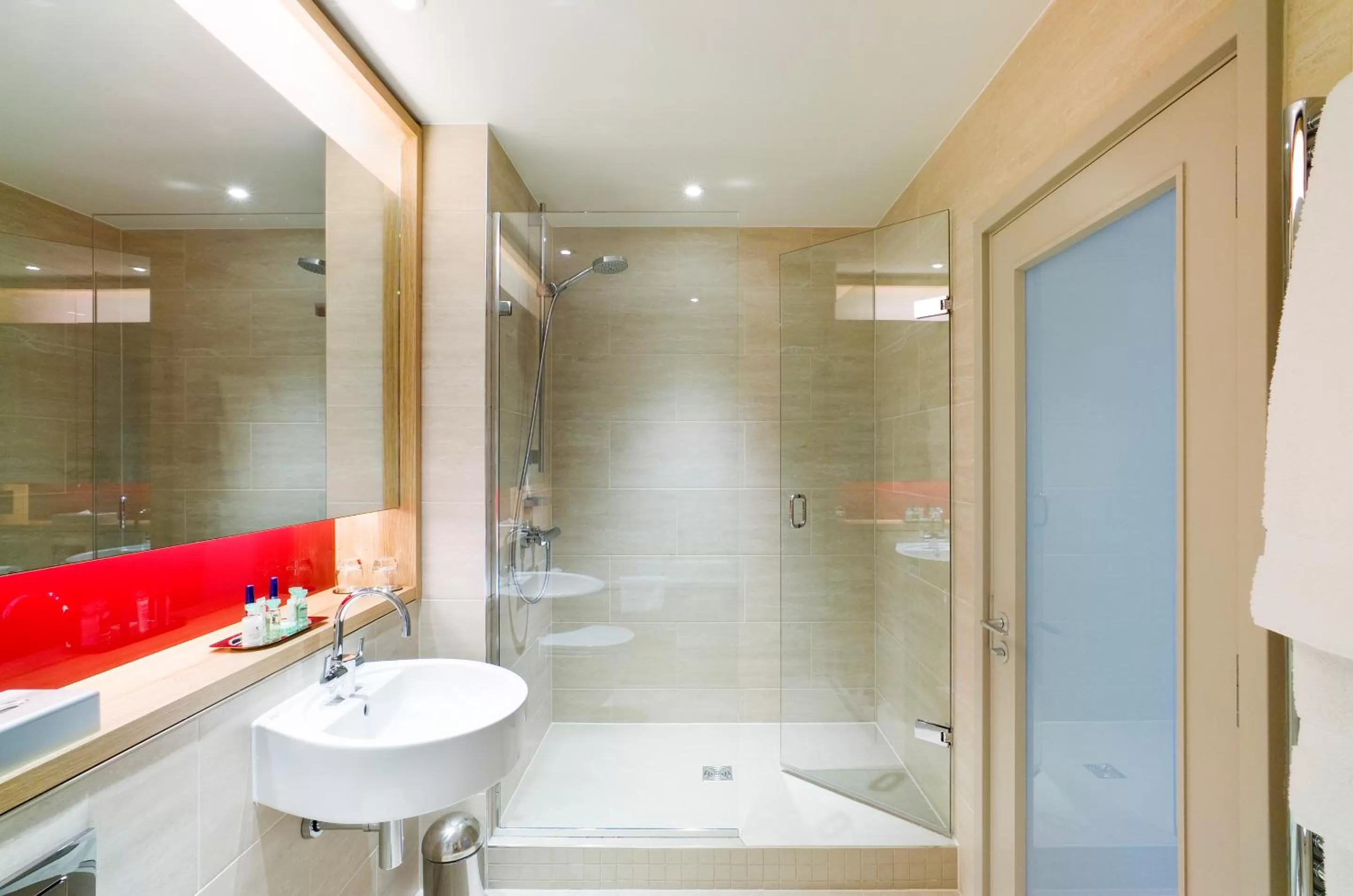 Shower in Apex Temple Court Hotel