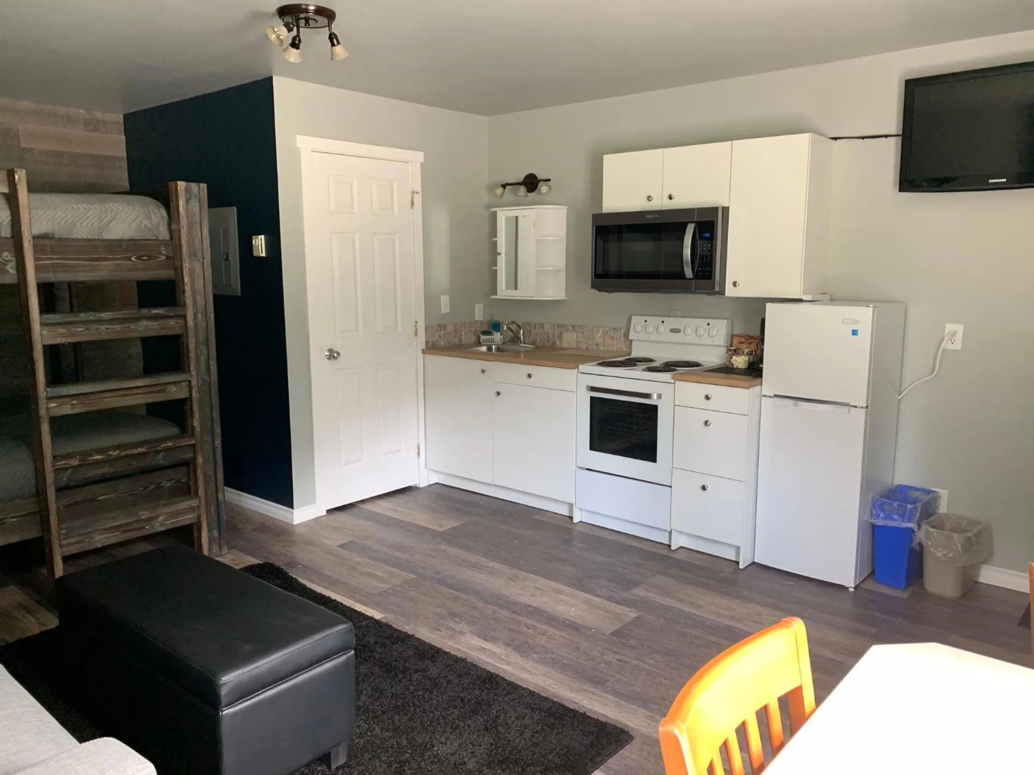 Kitchen or kitchenette in Peaks Lodge